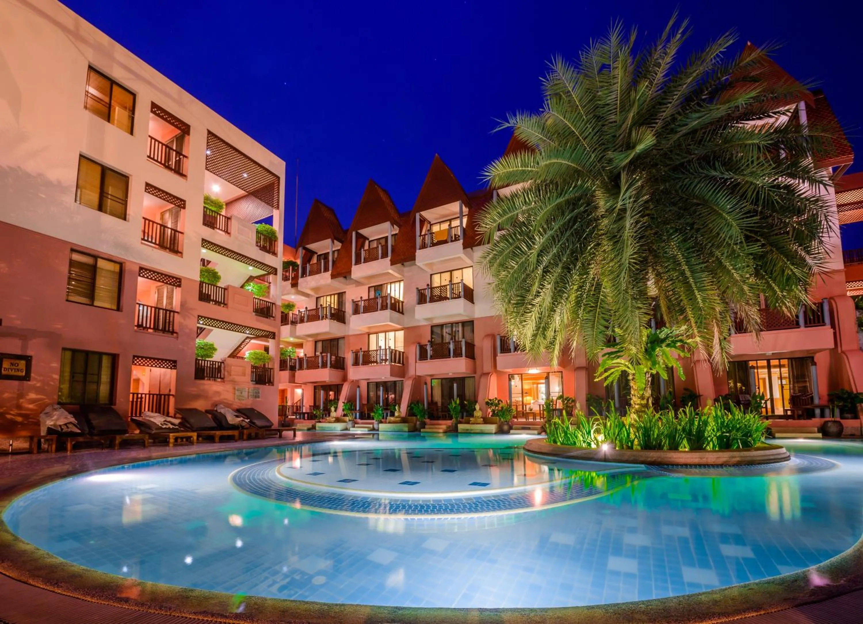 Swimming pool in Seaview Patong Hotel - SHA Plus