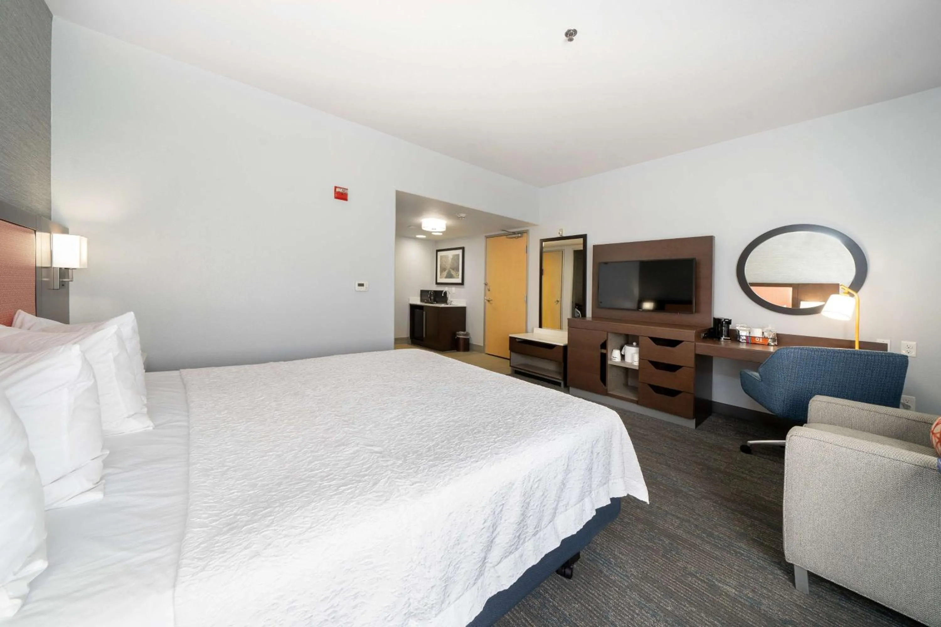 Bedroom, Bed in Hampton Inn & Suites Modesto - Salida