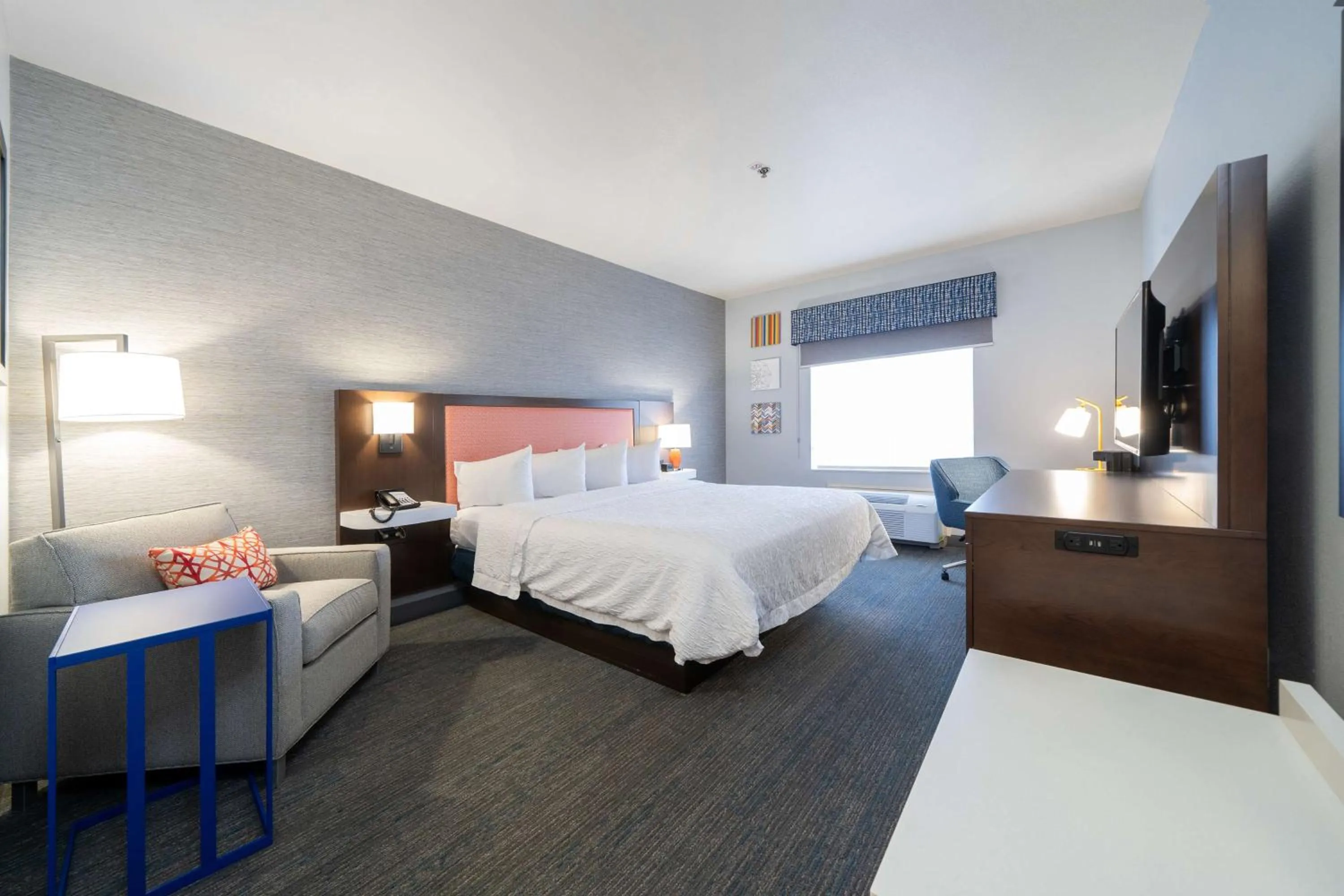 Bedroom, Bed in Hampton Inn & Suites Modesto - Salida