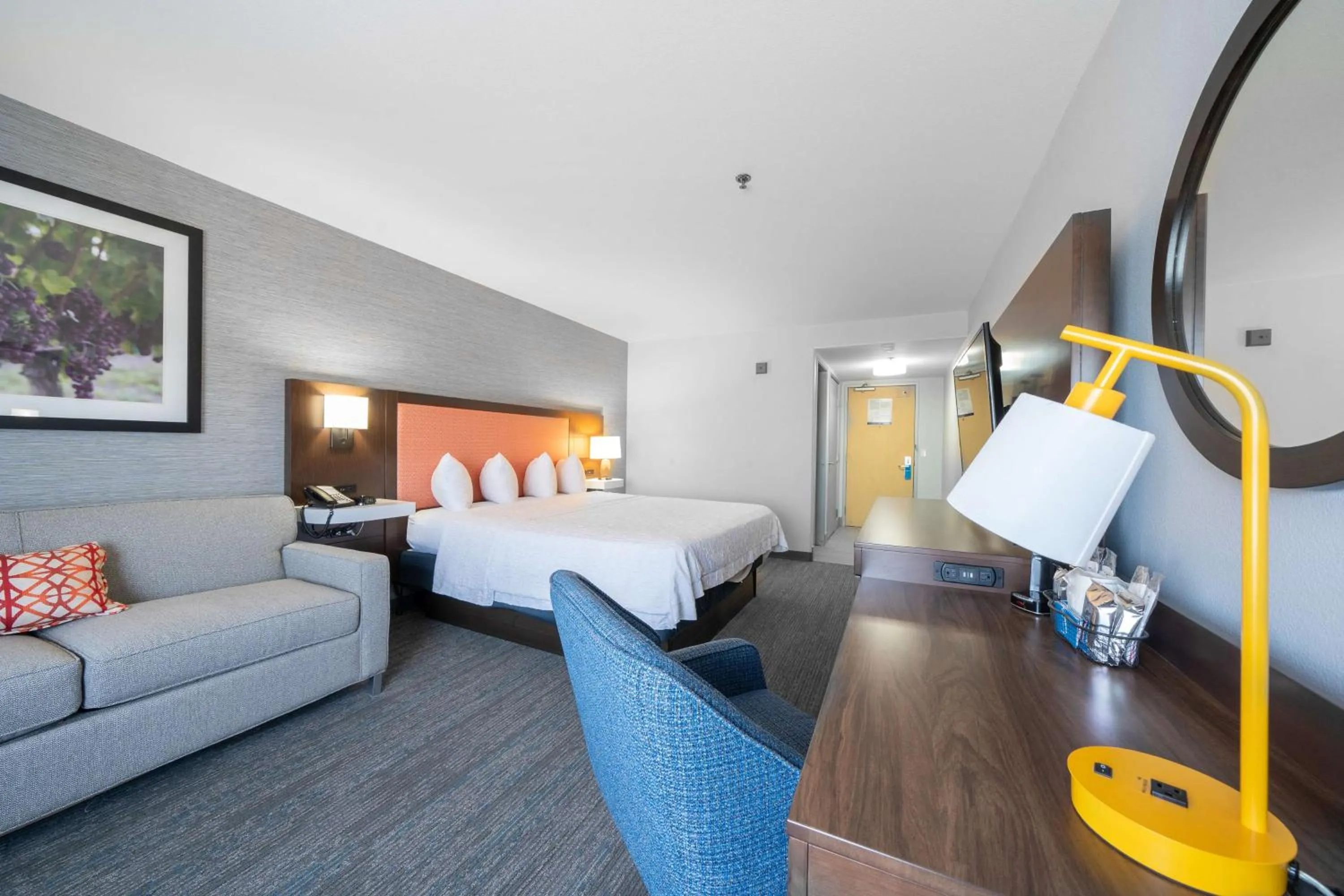 Photo of the whole room, Bed in Hampton Inn & Suites Modesto - Salida