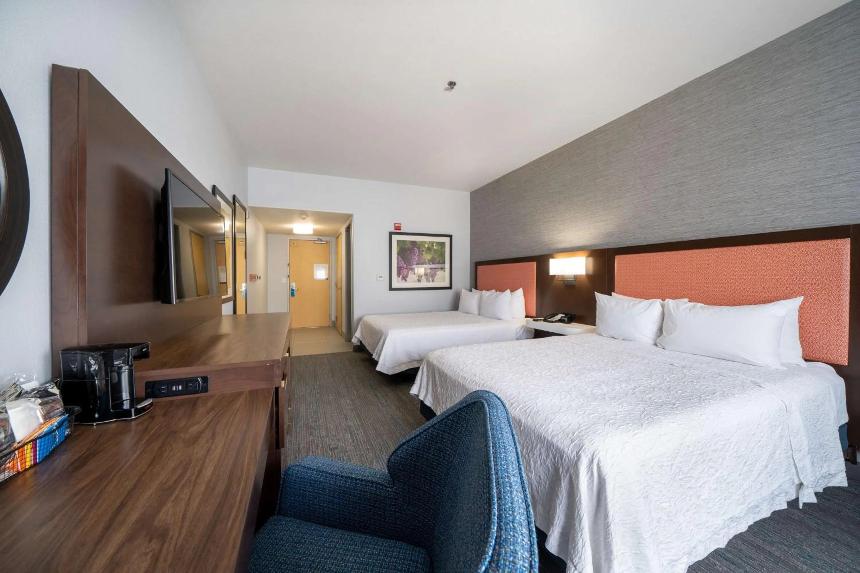 Bedroom, Bed in Hampton Inn & Suites Modesto - Salida