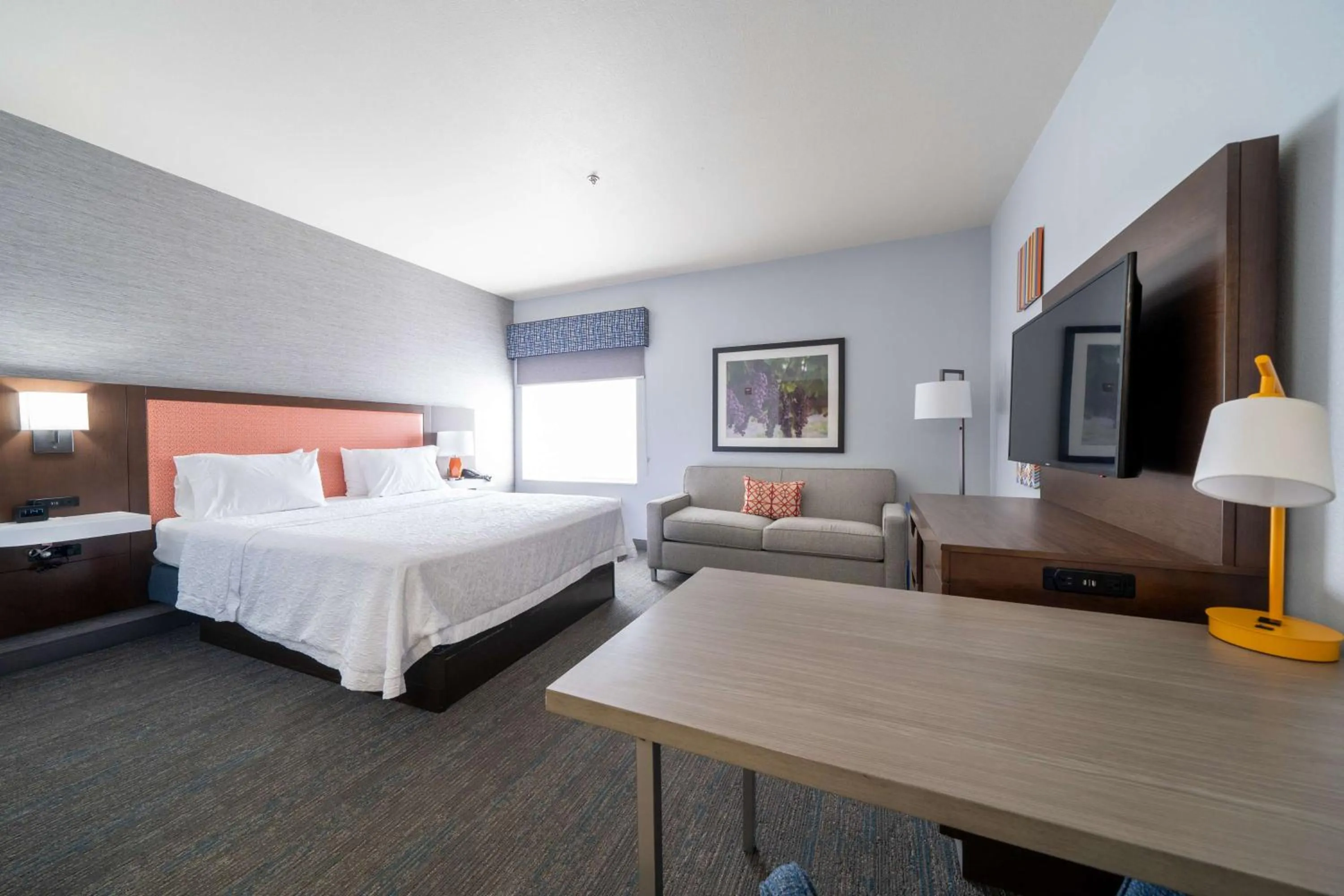 Bedroom, Bed in Hampton Inn & Suites Modesto - Salida