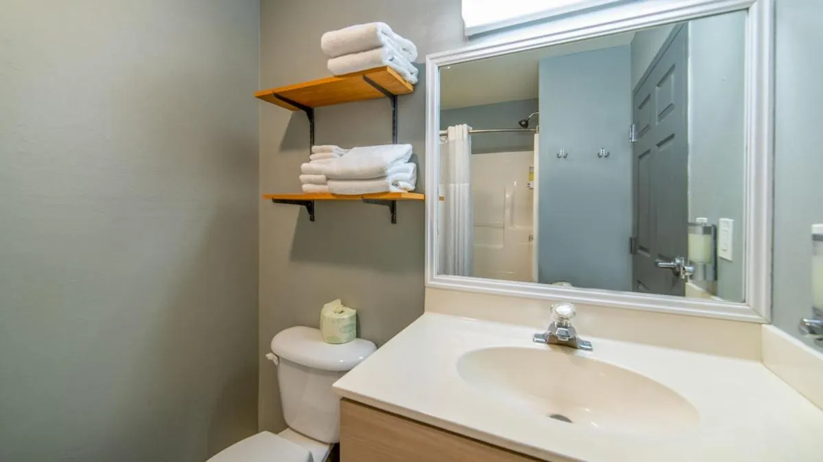 Bathroom in Ivey House Everglades Adventures Hotel