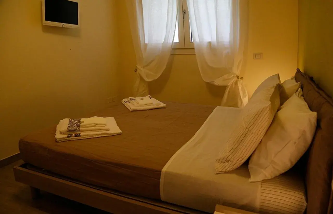 Large Double Room - single occupancy in C.A.V. B&B Curiel20 Large Double Room - single occupancy in C.A.V. B&B Curiel20