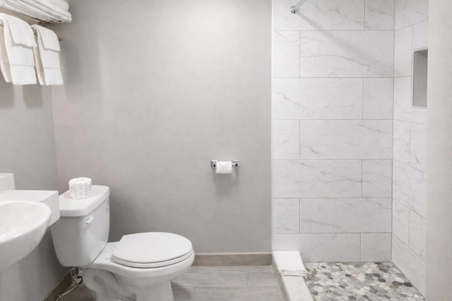 Shower in Motel 6 Lake City, FL – Medical Center