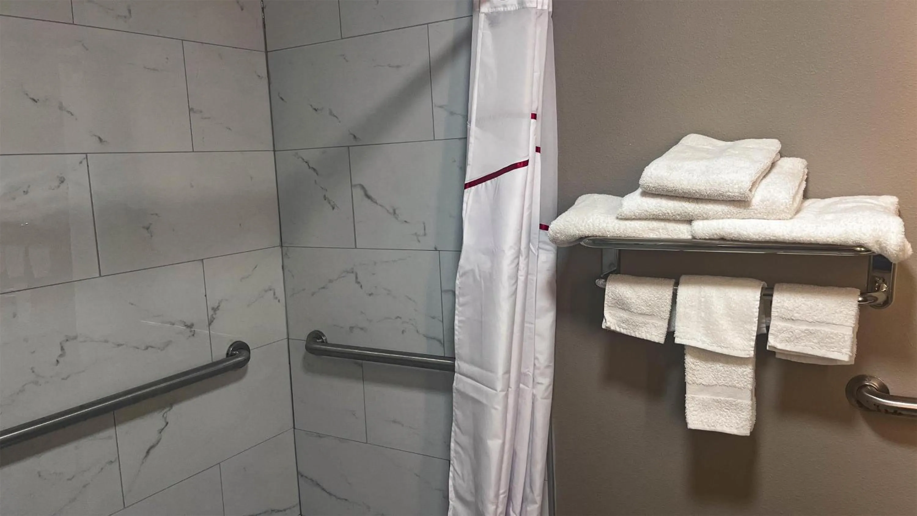 Bathroom in Motel 6 Lake City, FL – Medical Center