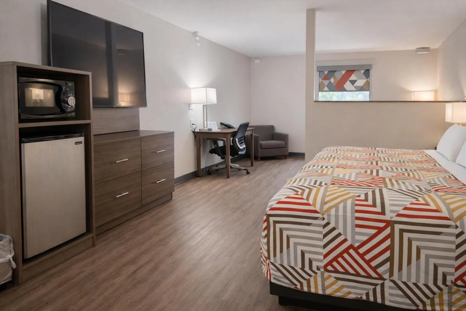 TV and multimedia, Bed in Motel 6 Lake City, FL – Medical Center