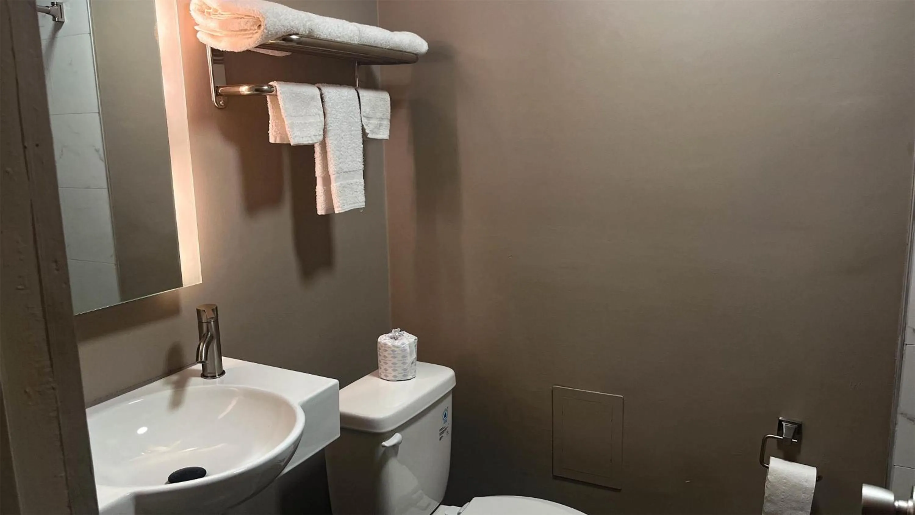 Bathroom in Motel 6 Lake City, FL – Medical Center