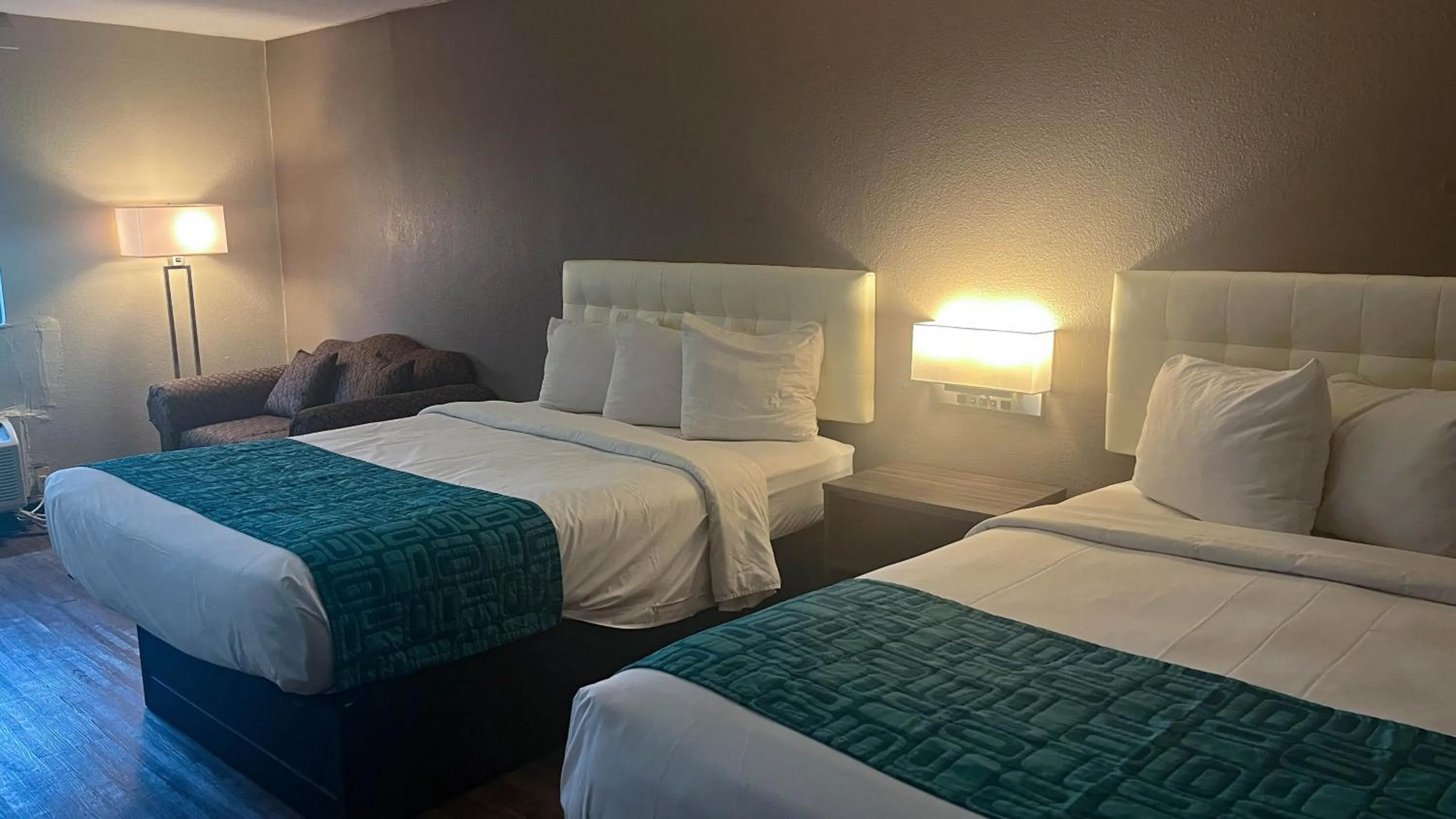 Bed in Motel 6 Lake City, FL – Medical Center