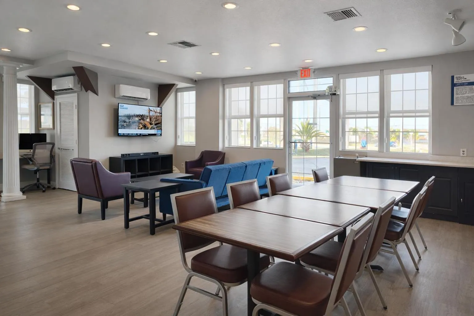 Communal lounge/ TV room in Motel 6 Lake City, FL – Medical Center