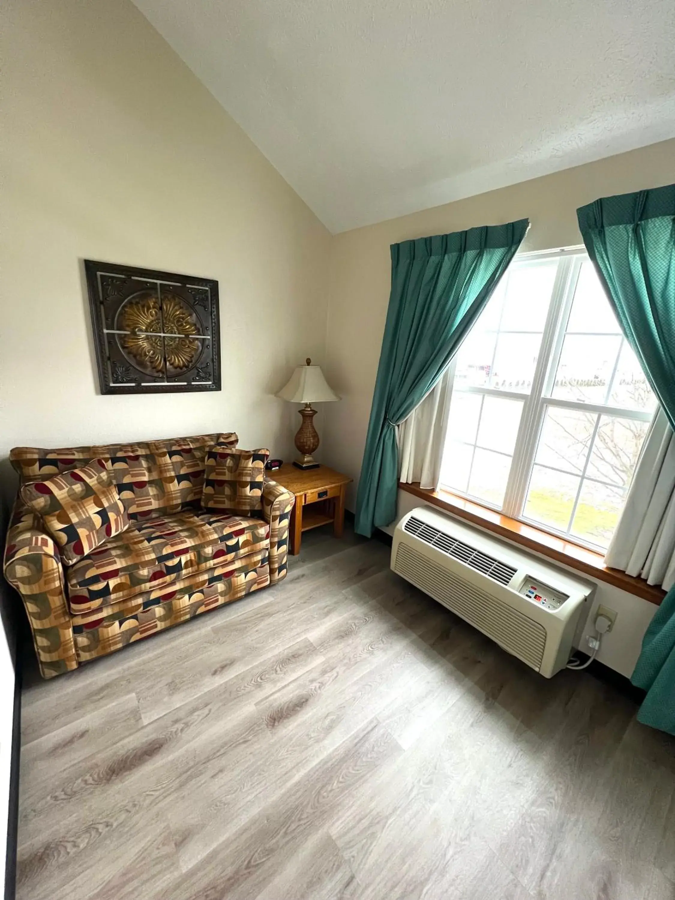 Bedroom, Bed in Van Buren Hotel Bedroom, Bed in Van Buren Hotel