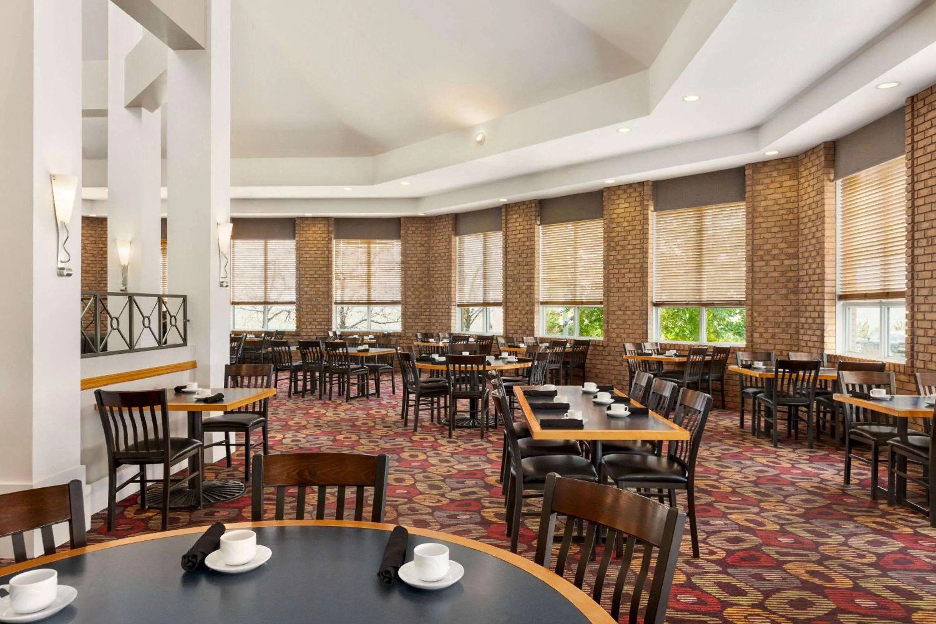 Lounge or bar in Royal Hotel Edmonton Airport Trademark Collection By Wyndham