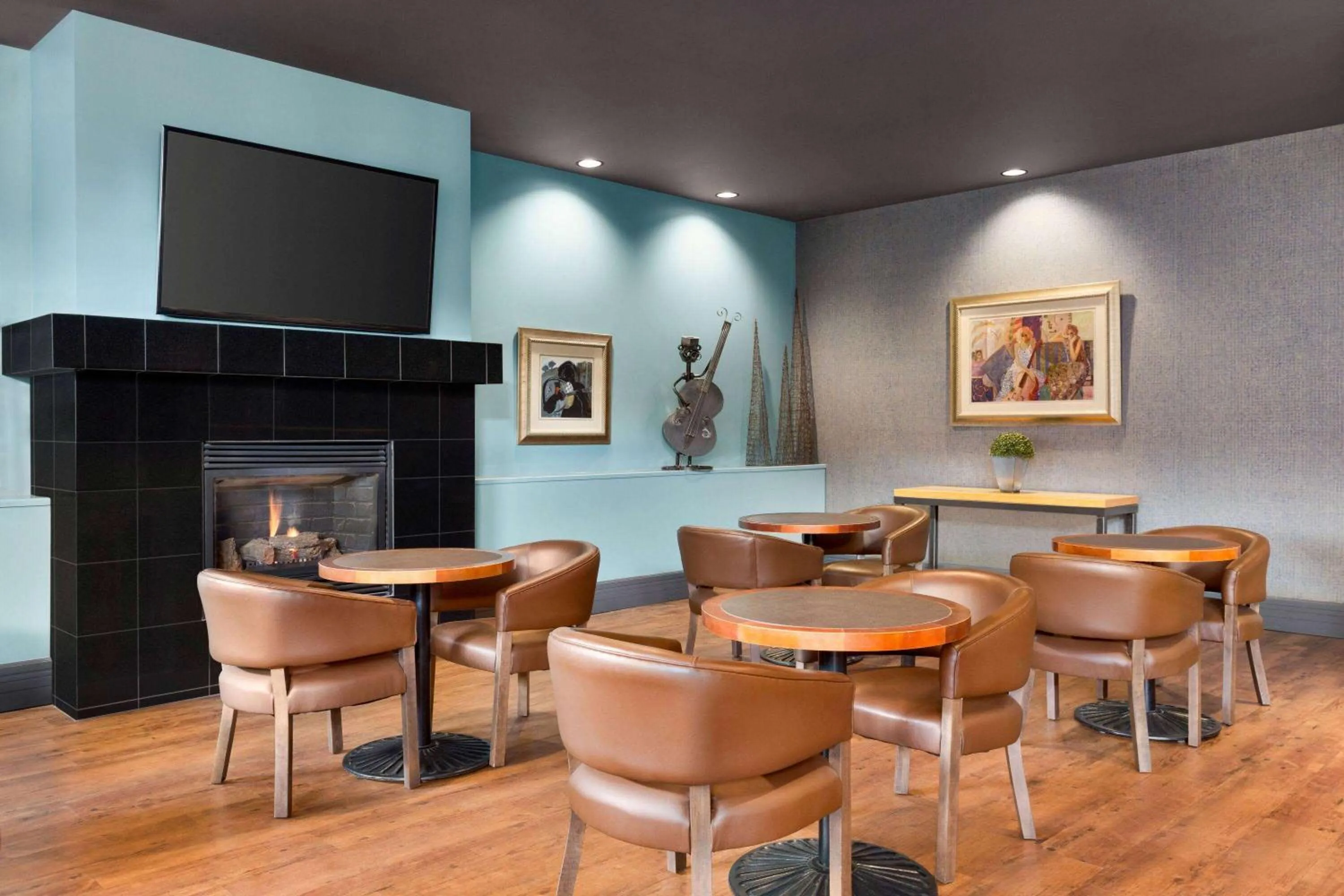 Lounge or bar in Royal Hotel Edmonton Airport Trademark Collection By Wyndham