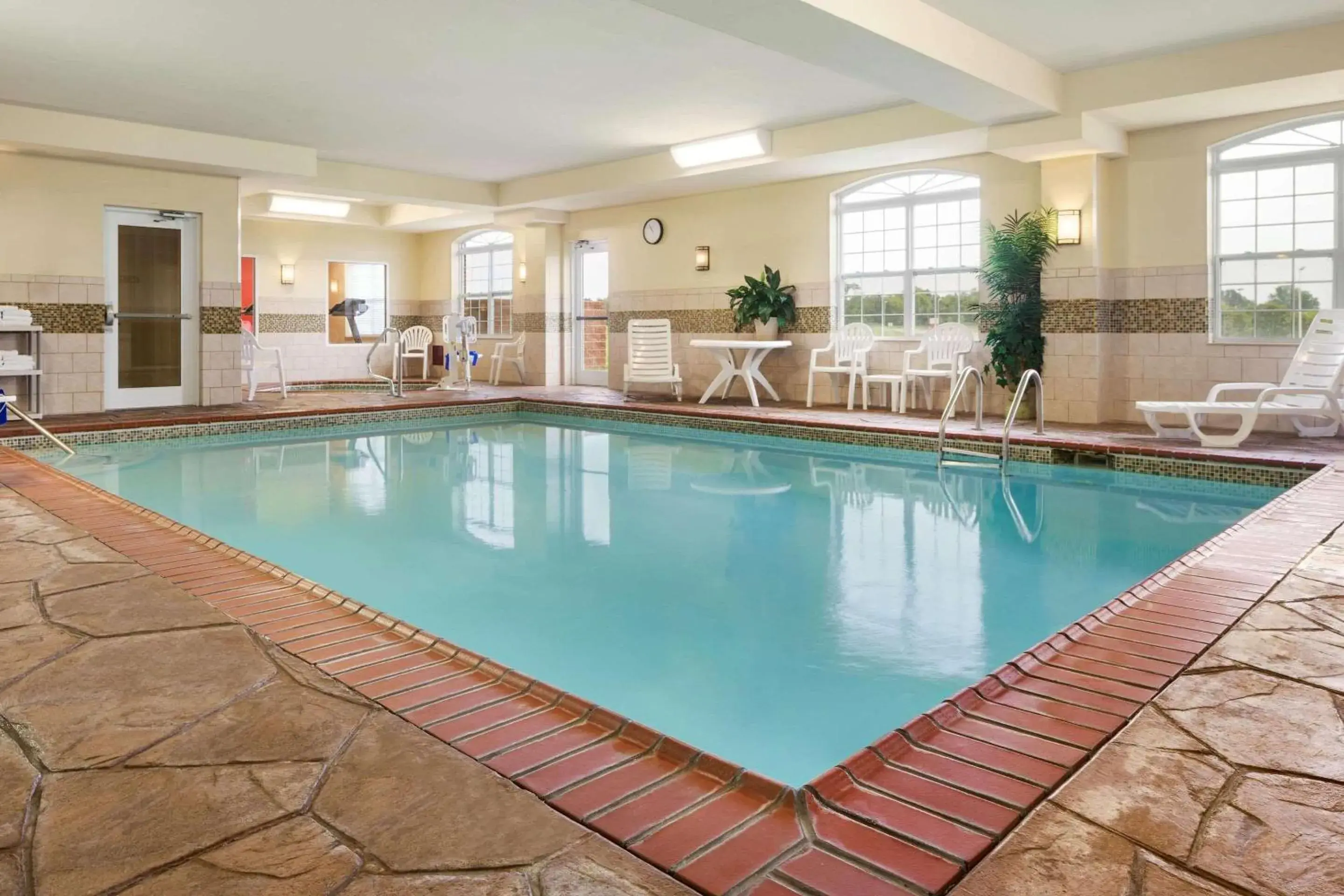 Swimming pool in Country Inn & Suites by Radisson, Bowling Green, KY Swimming pool in Country Inn & Suites by Radisson, Bowling Green, KY