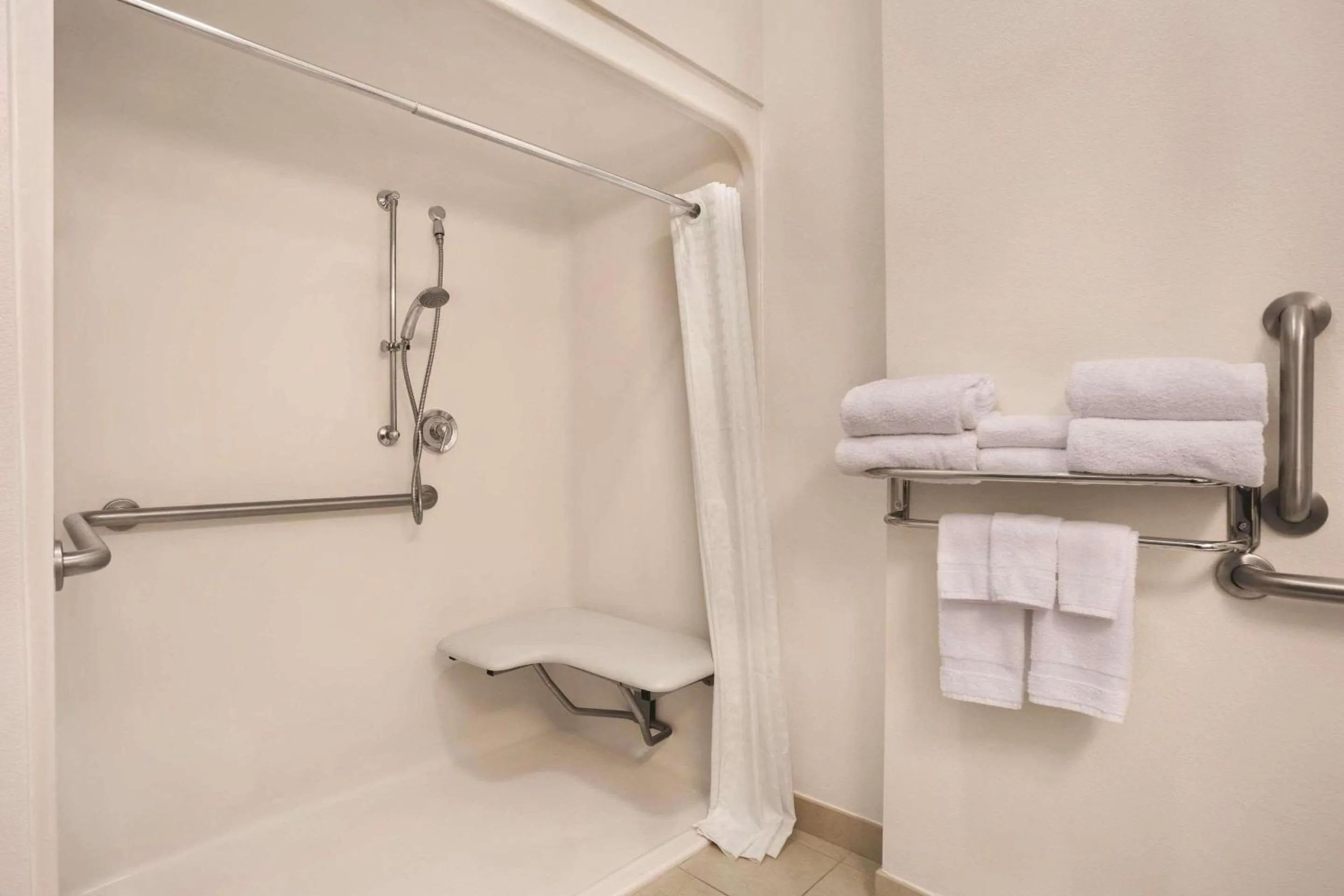 Bedroom in Country Inn & Suites by Radisson, Bowling Green, KY