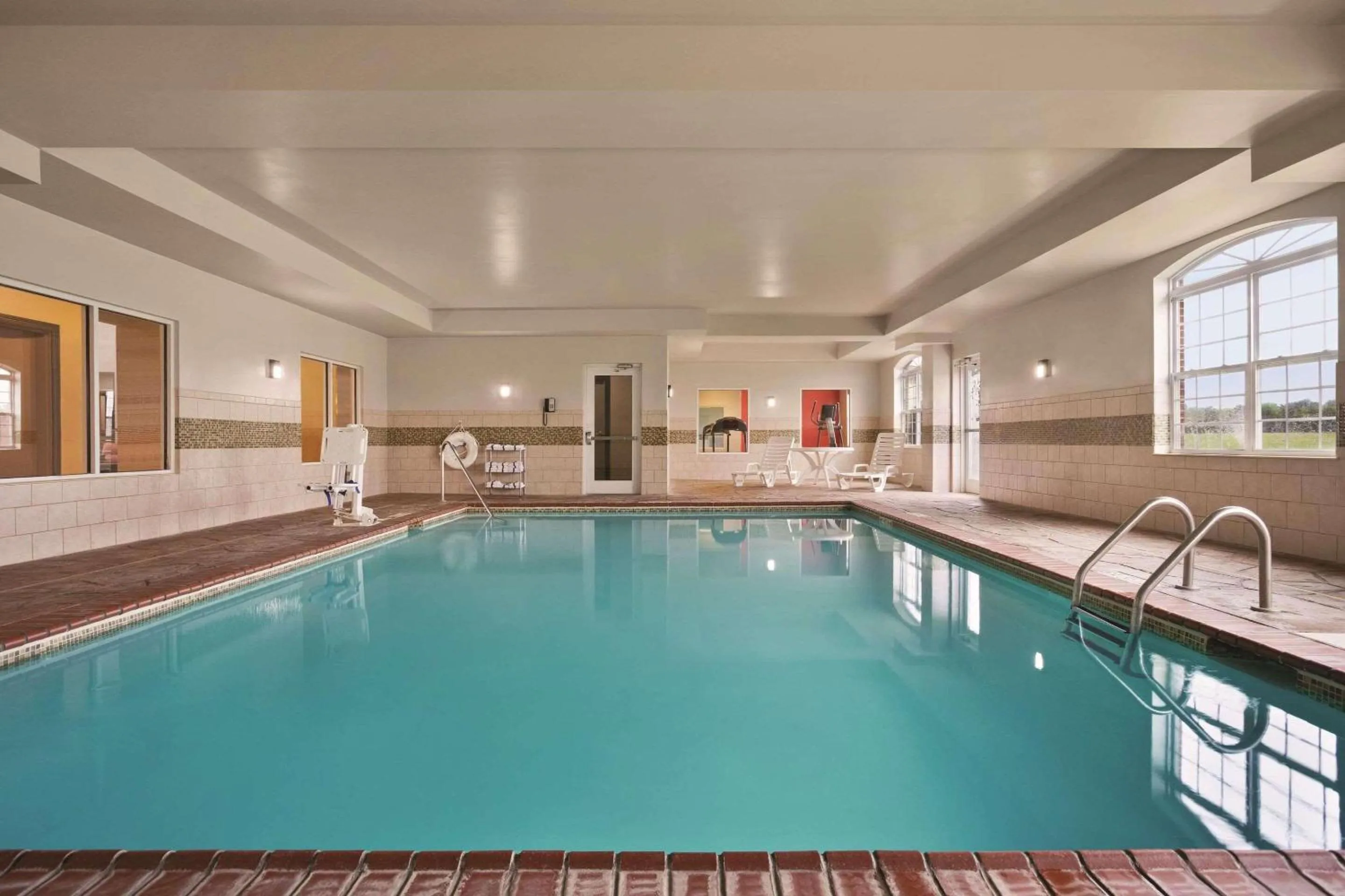Swimming pool in Country Inn & Suites by Radisson, Bowling Green, KY