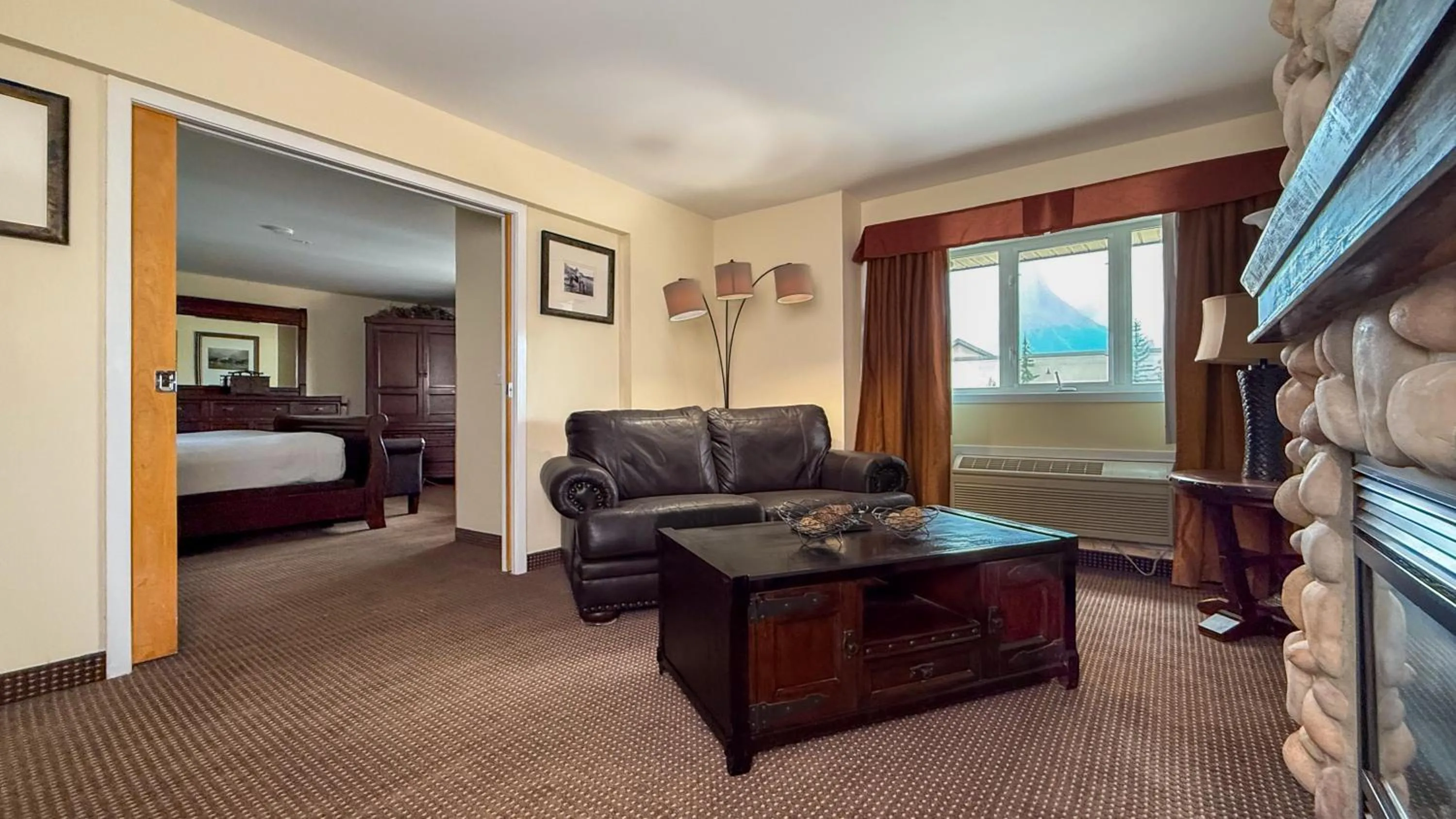 Living room in Canmore Inn & Suites