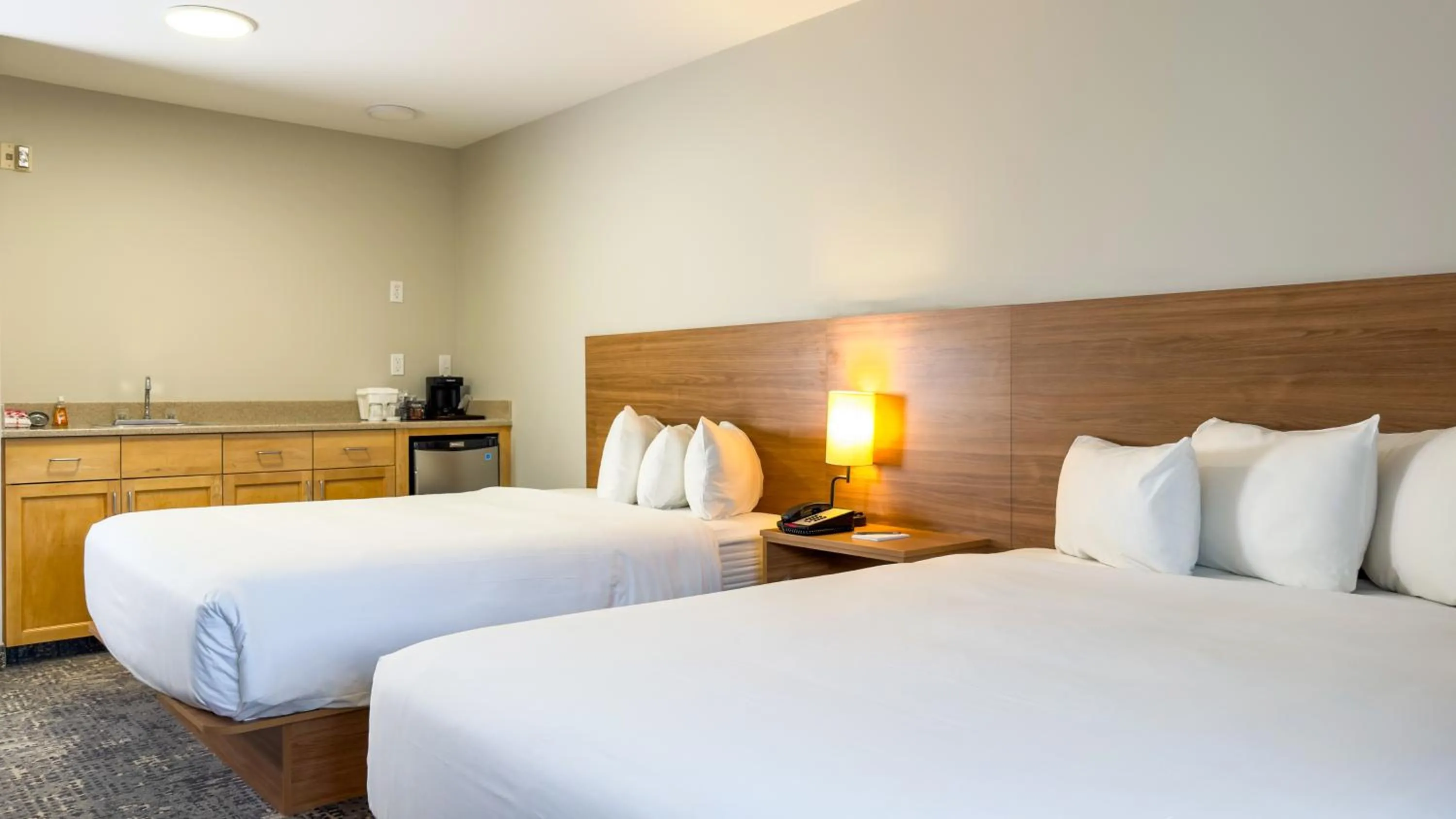 Kitchen or kitchenette, Bed in Canmore Inn & Suites
