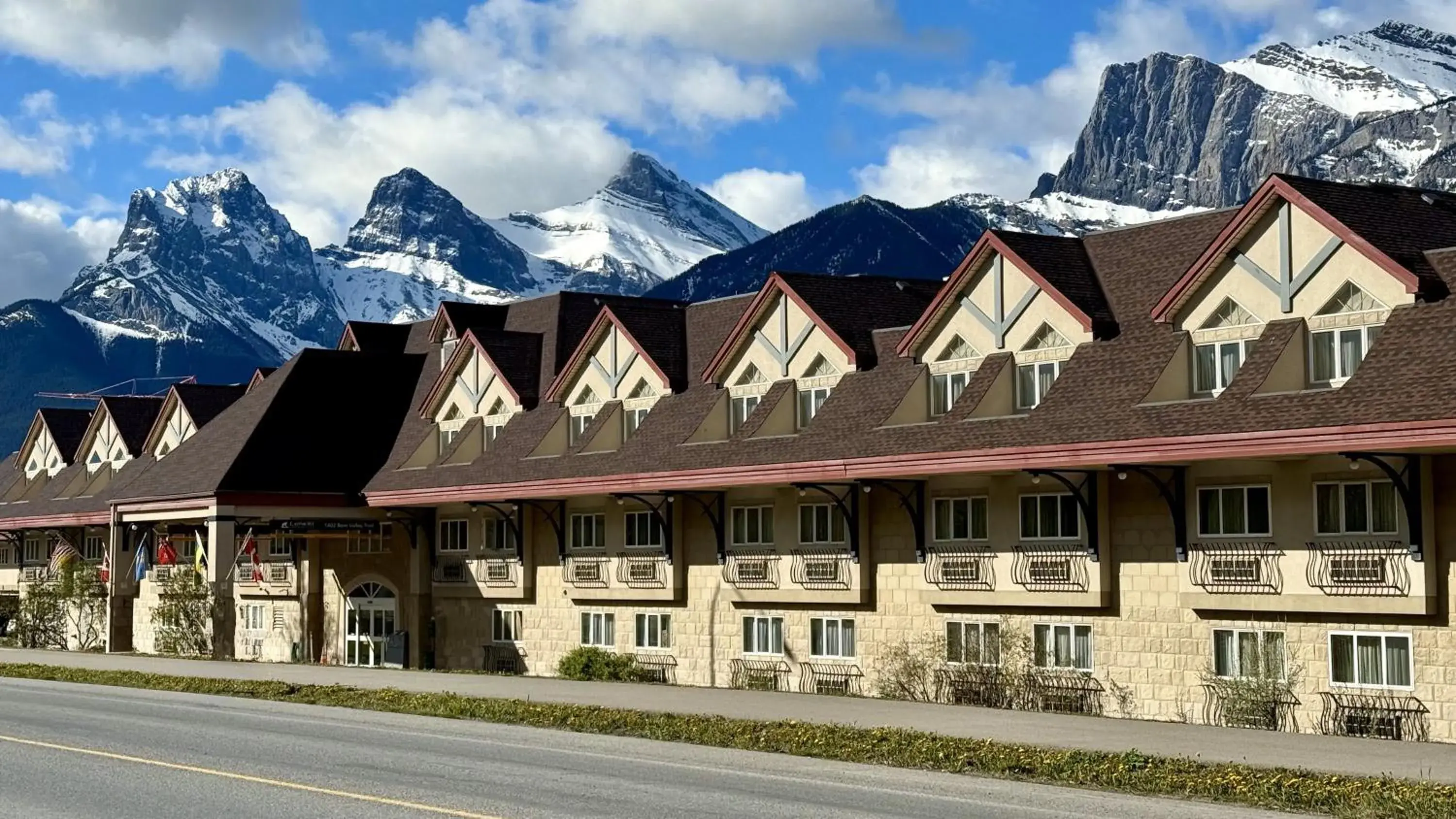 Property building in Canmore Inn & Suites Property building in Canmore Inn & Suites
