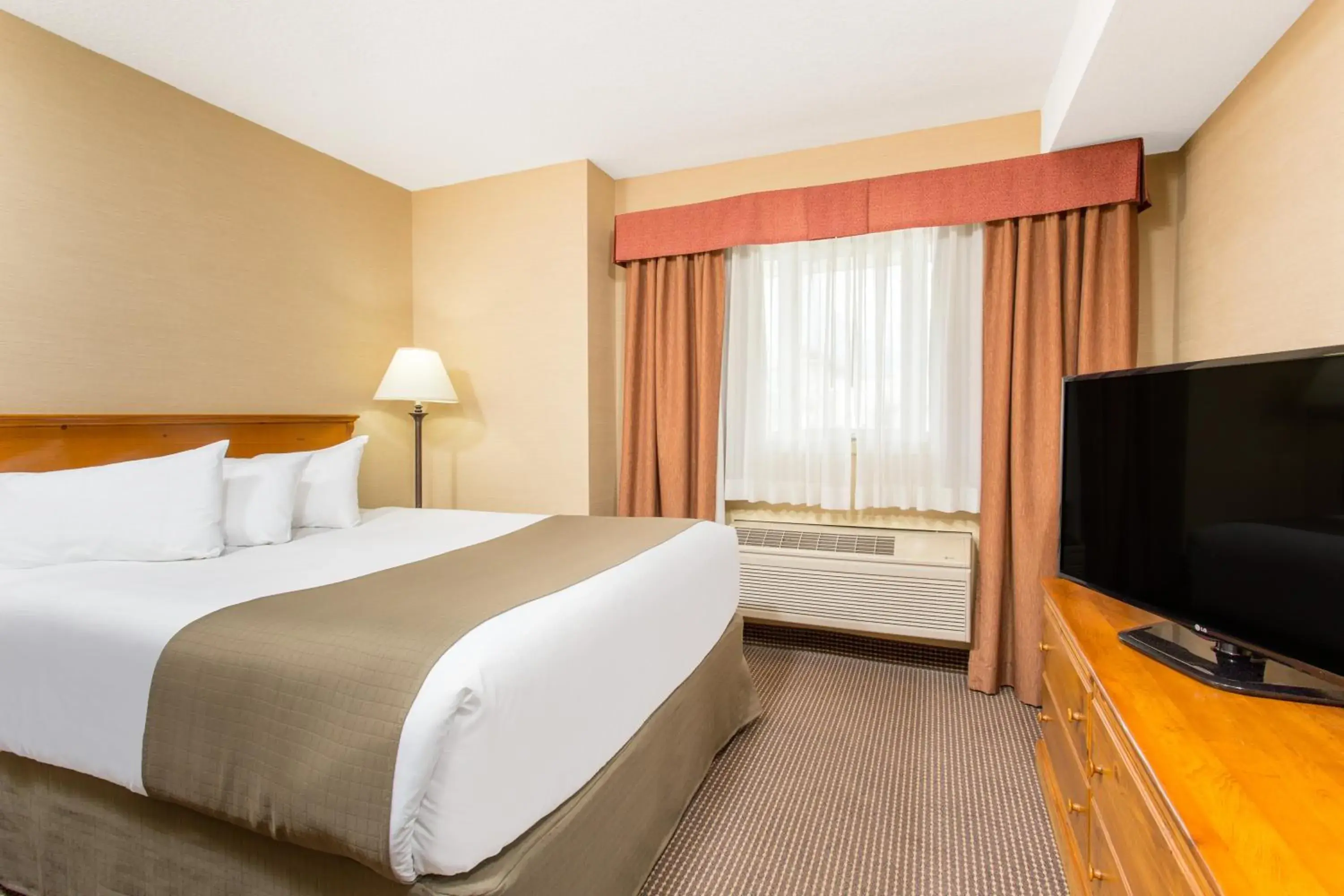 Bed in Canmore Inn & Suites Bed in Canmore Inn & Suites