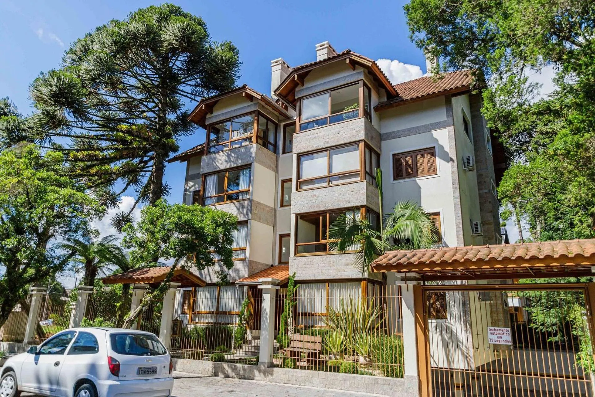 Facade/entrance in LOCAR-IN Gramado Residencial Siena Centro