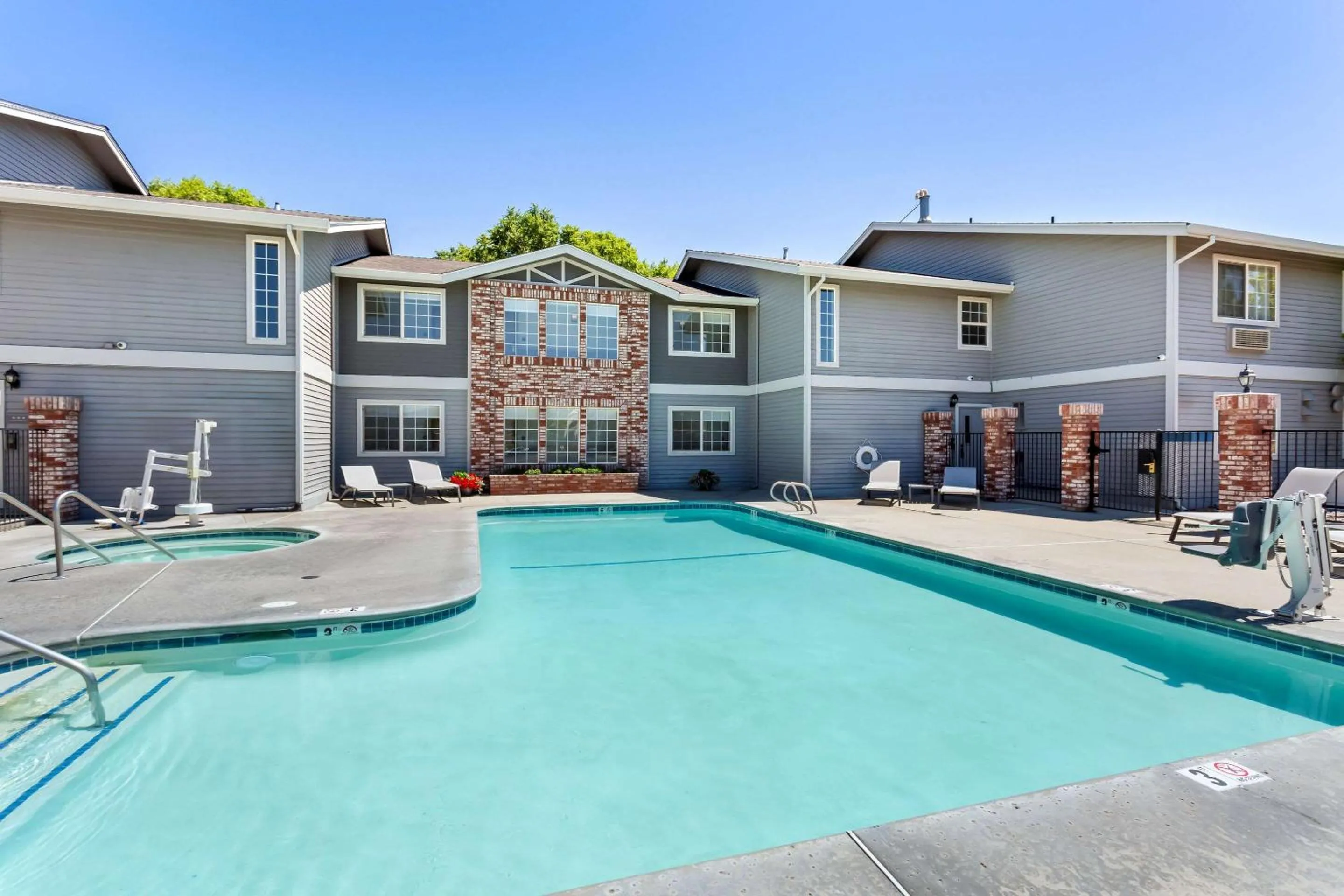 Swimming pool in Comfort Inn & Suites Susanville