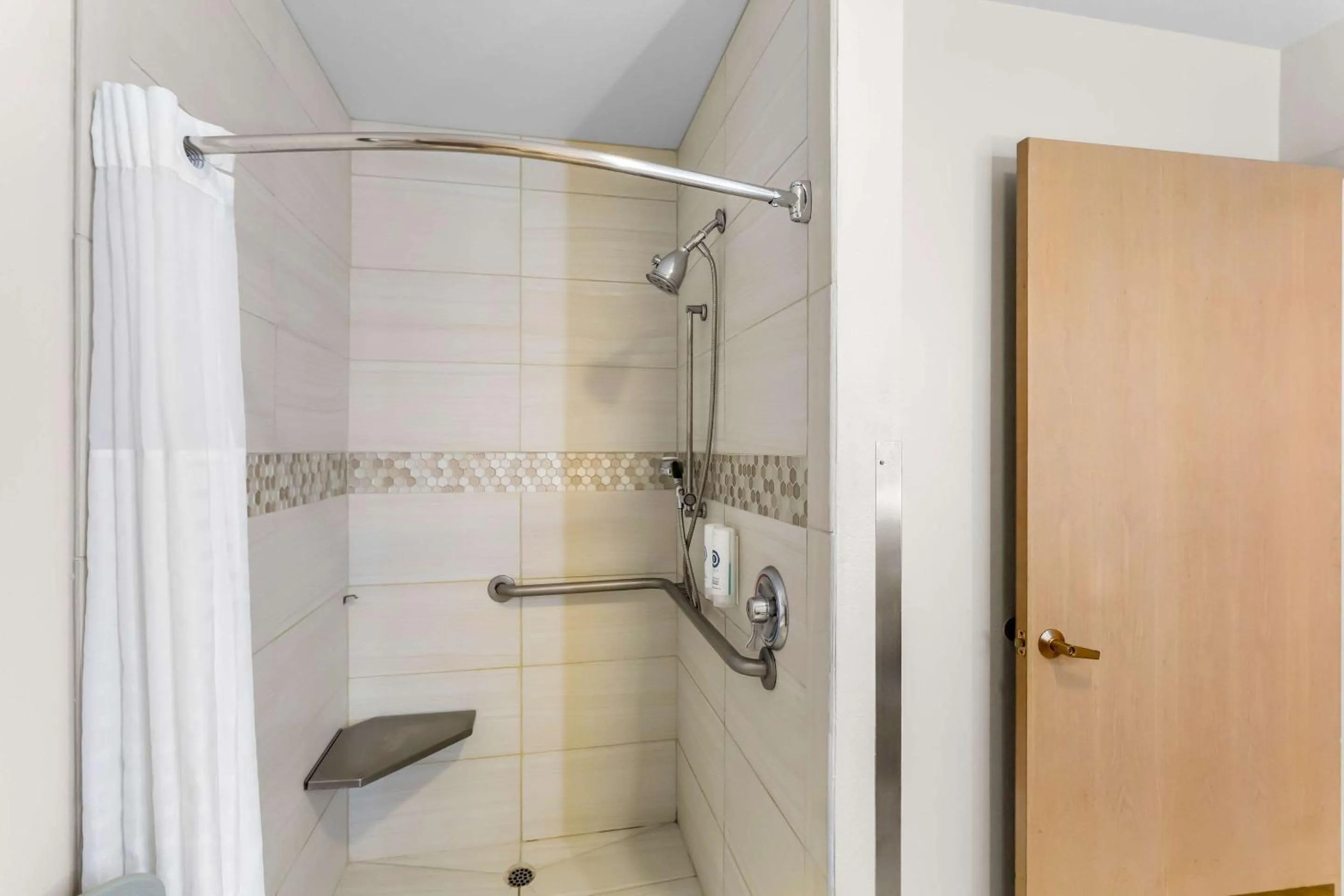 Shower in Comfort Inn & Suites Susanville
