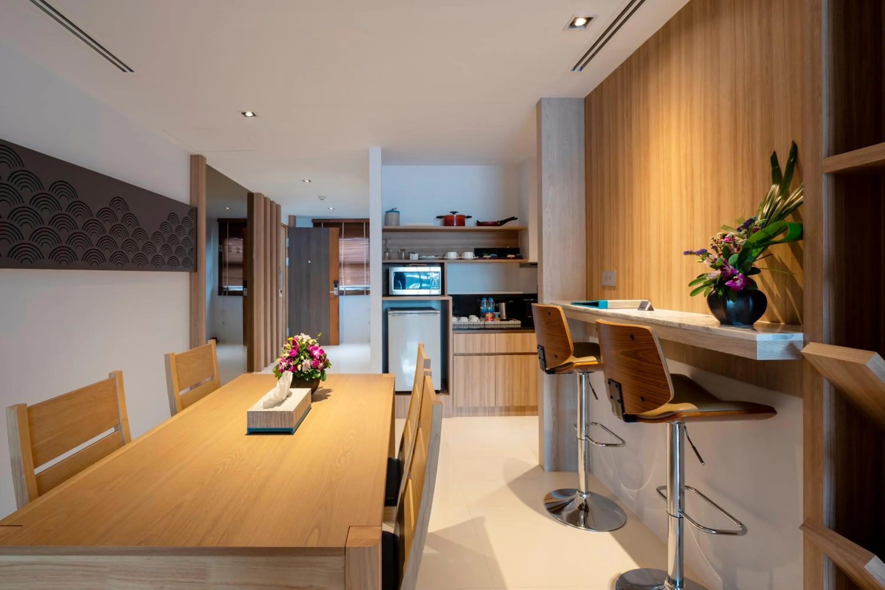 Dining area, Kitchen/Kitchenette in Kudo Hotel