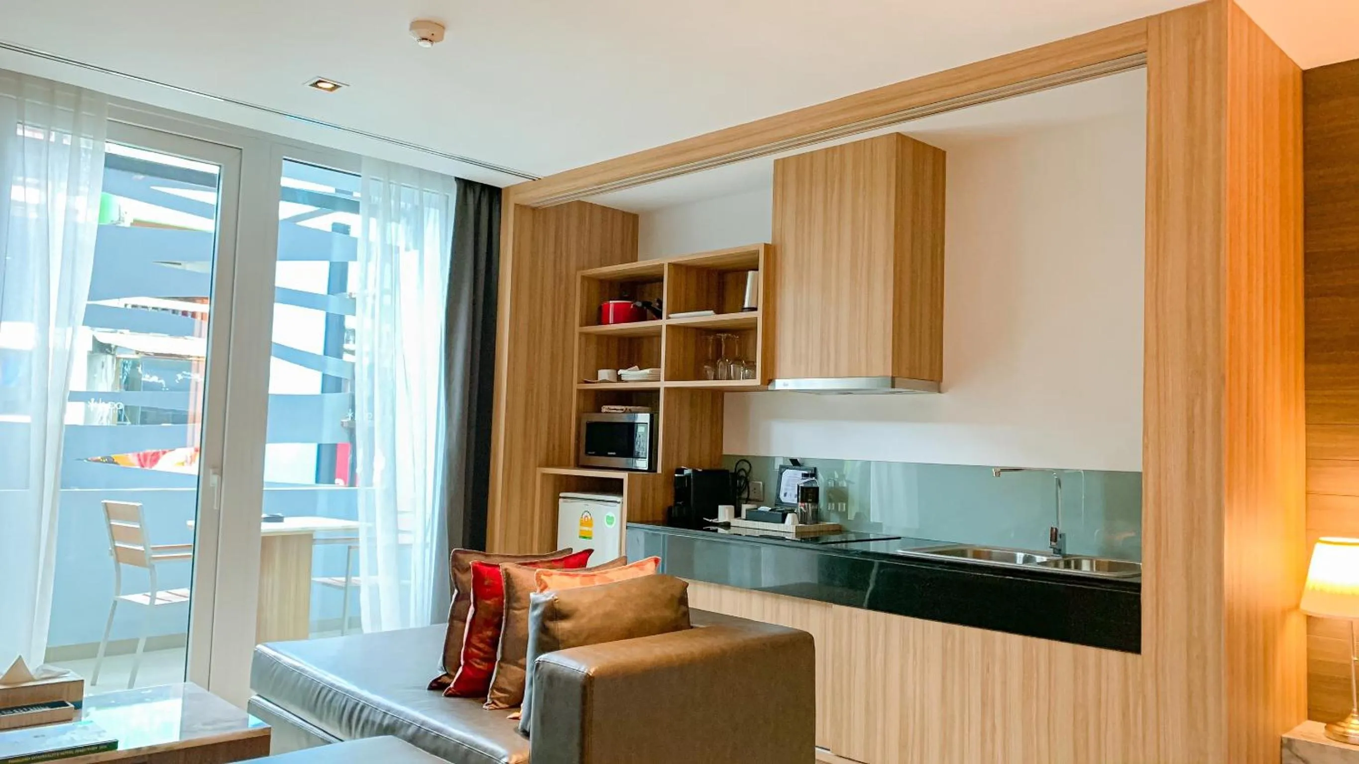 Living room, Kitchen/Kitchenette in Kudo Hotel