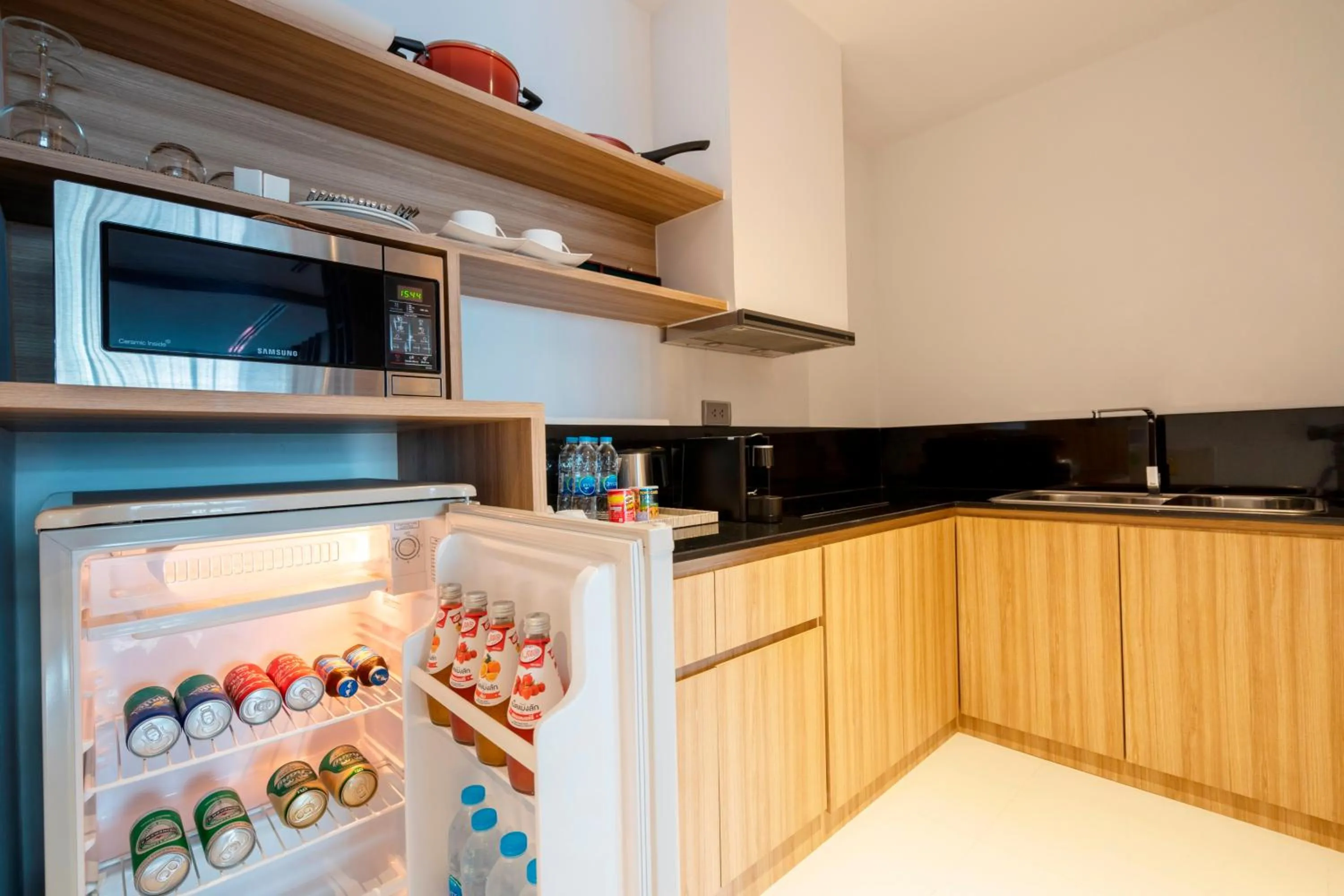 Coffee/tea facilities, Kitchen/Kitchenette in Kudo Hotel