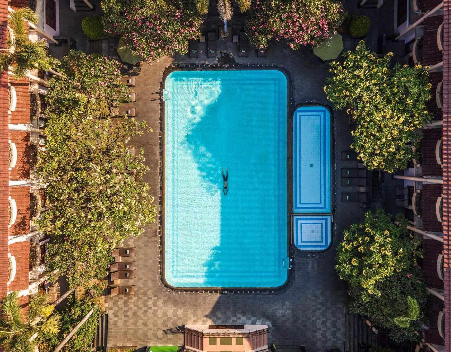 Swimming pool in Loman Park Hotel Yogyakarta
