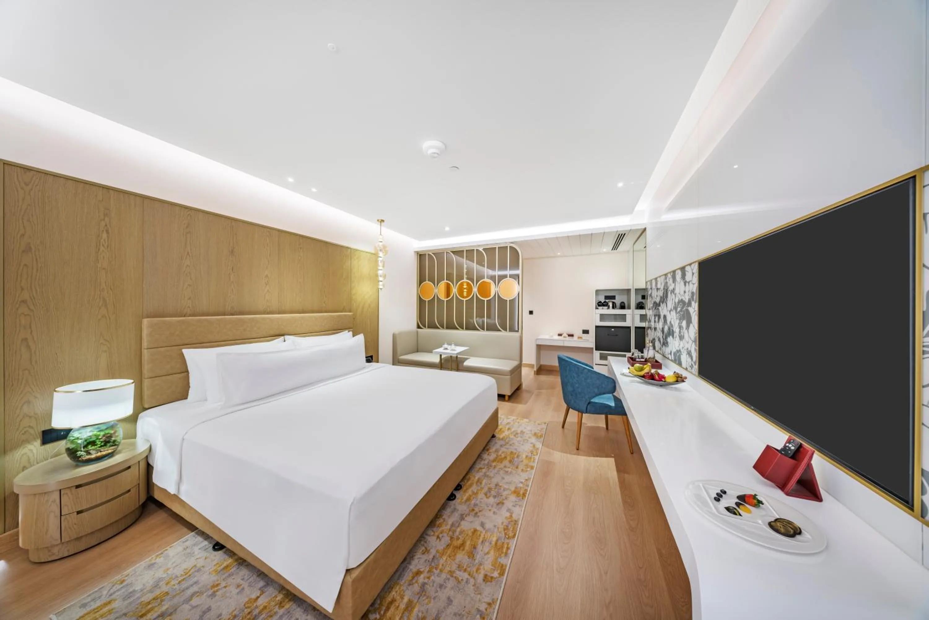 Photo of the whole room, Bed in Radisson Blu Hotel & Suites GRT Chennai