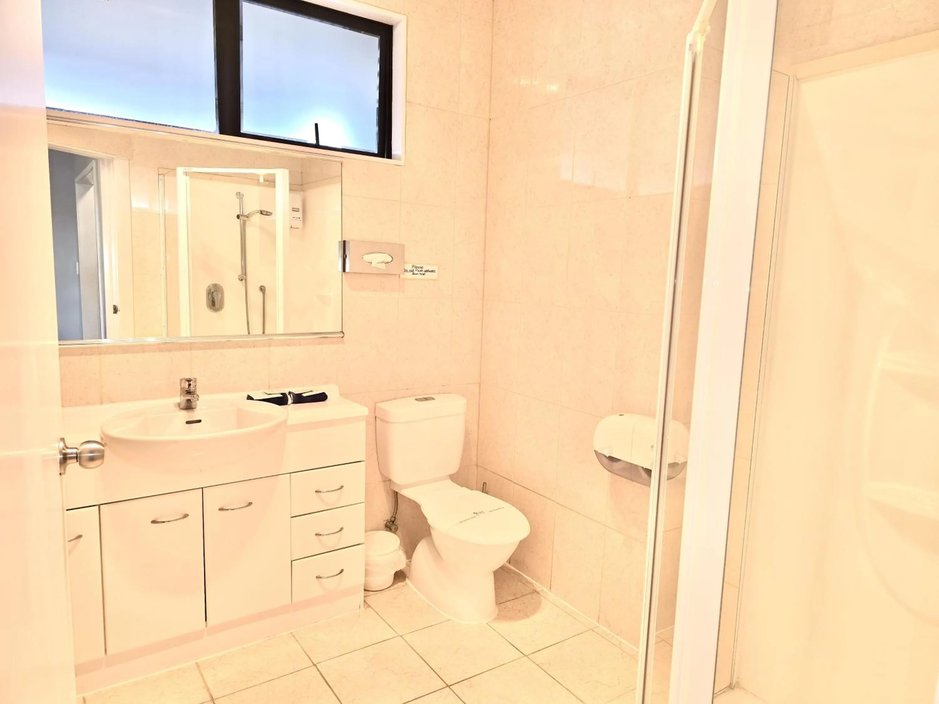 Bathroom in The Rocks Motel