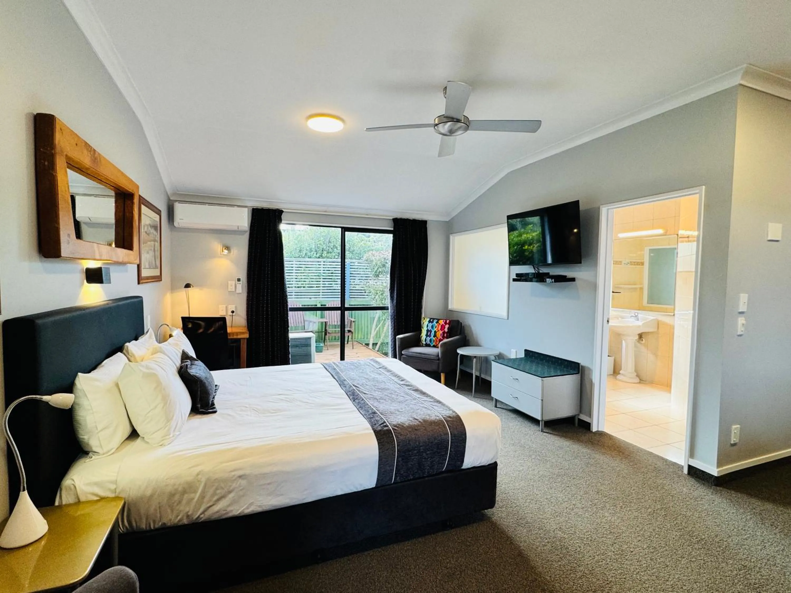 Bed in The Rocks Motel