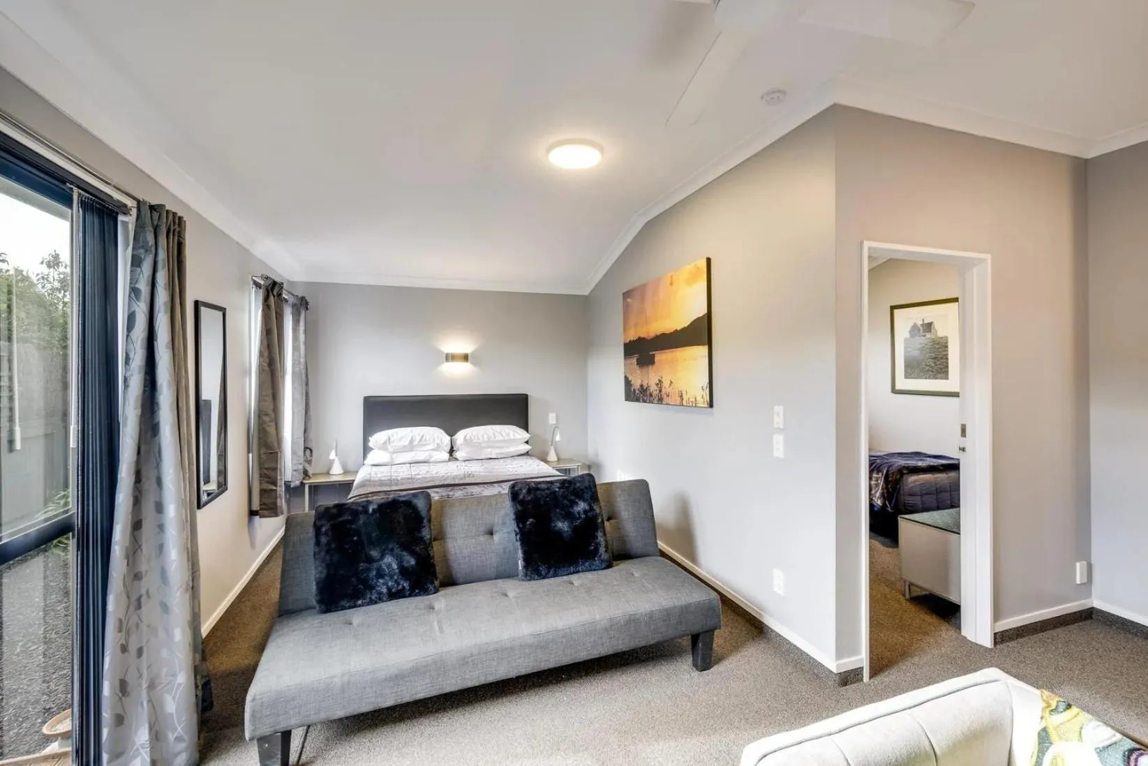 Living room, Bed in The Rocks Motel