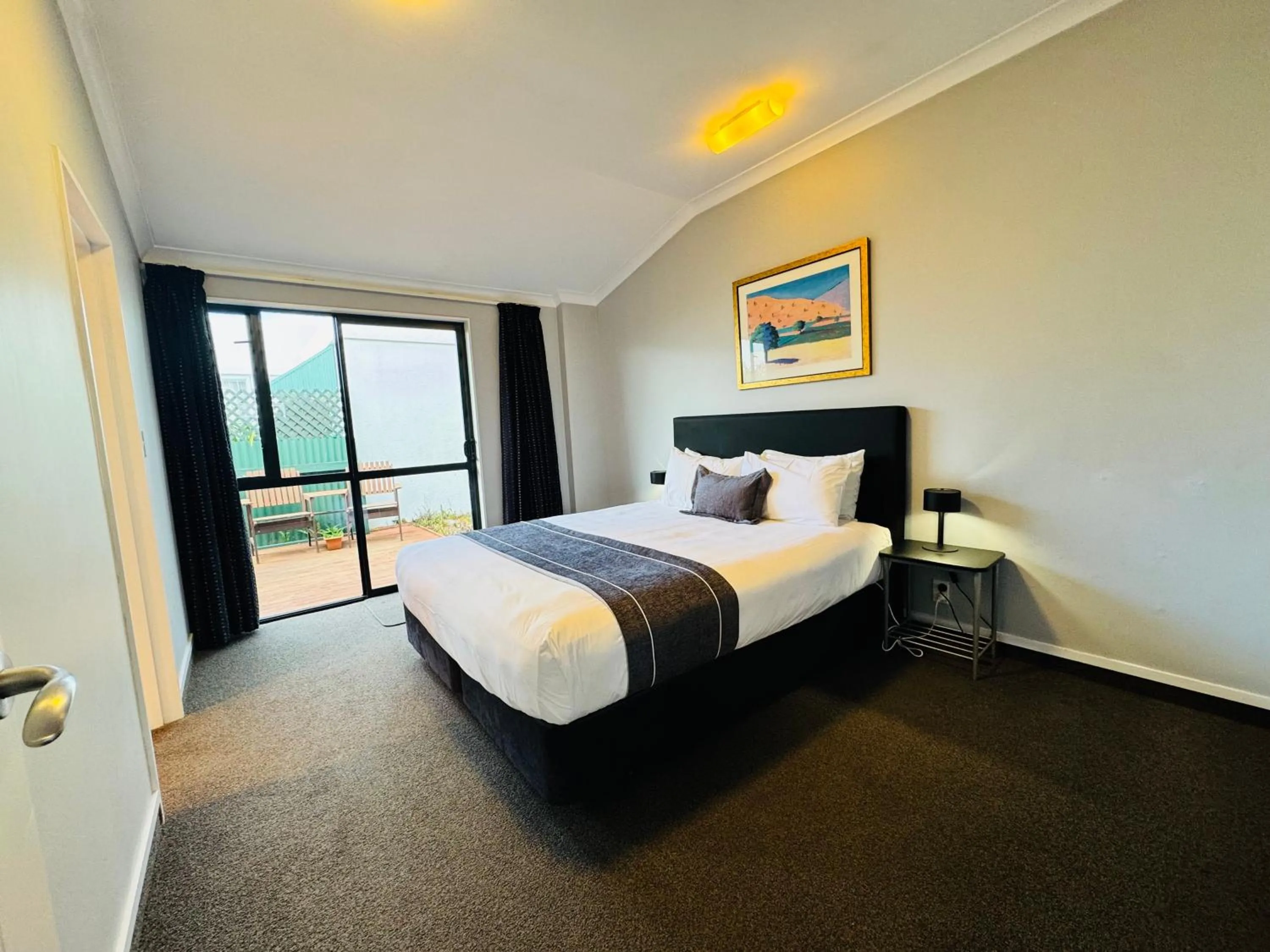 Bedroom, Bed in The Rocks Motel