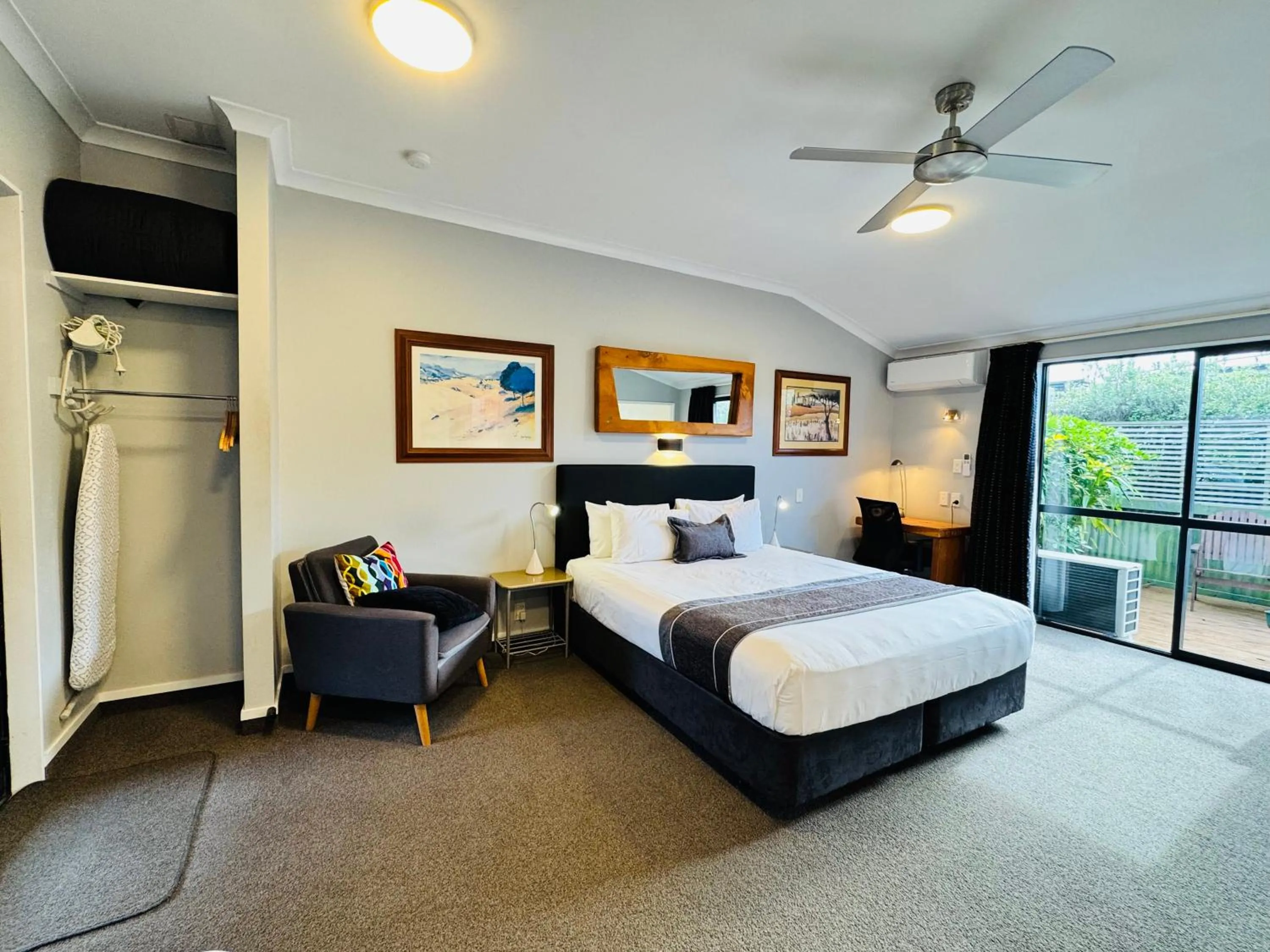 Bed in The Rocks Motel