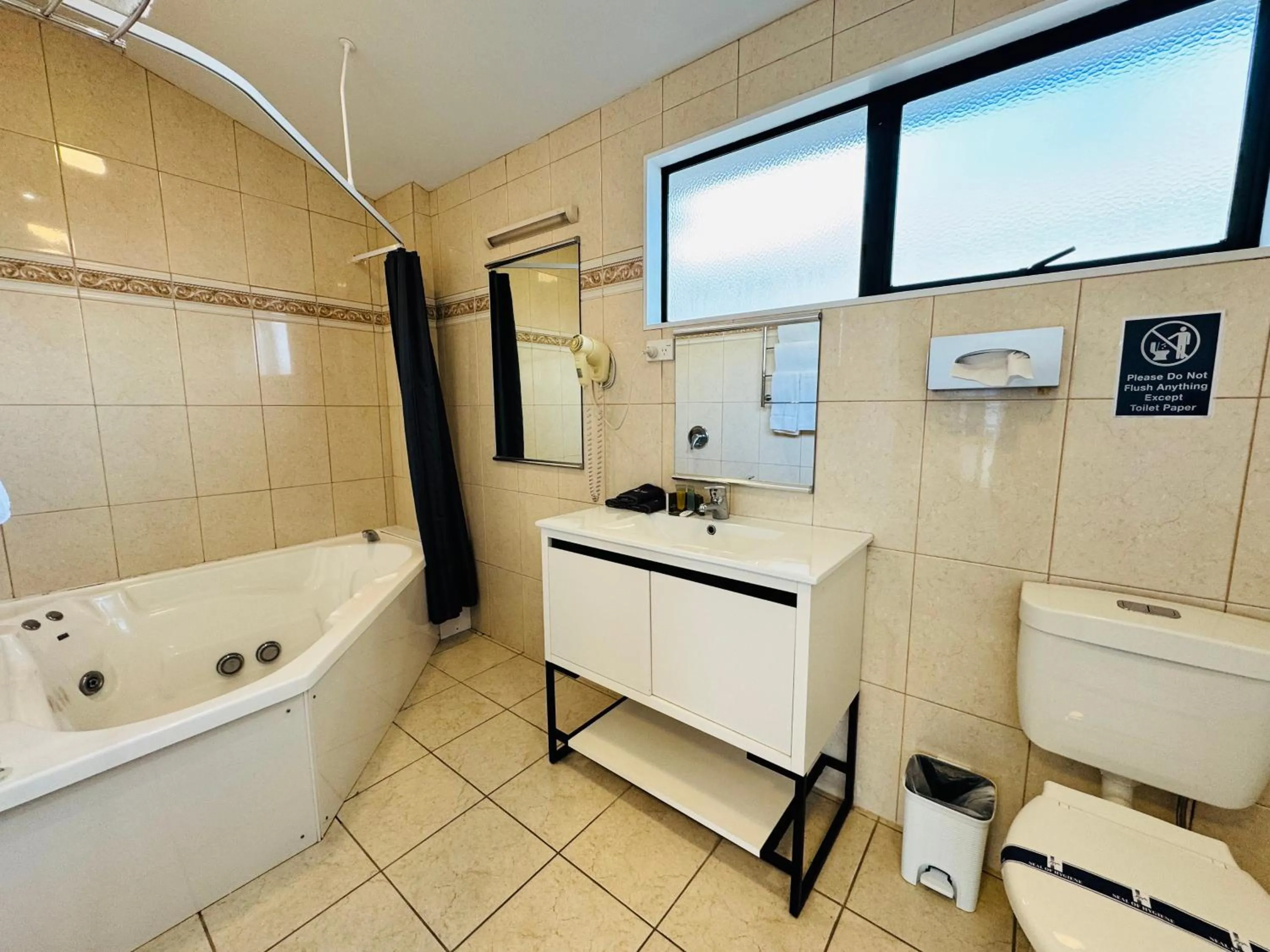 Bathroom in The Rocks Motel