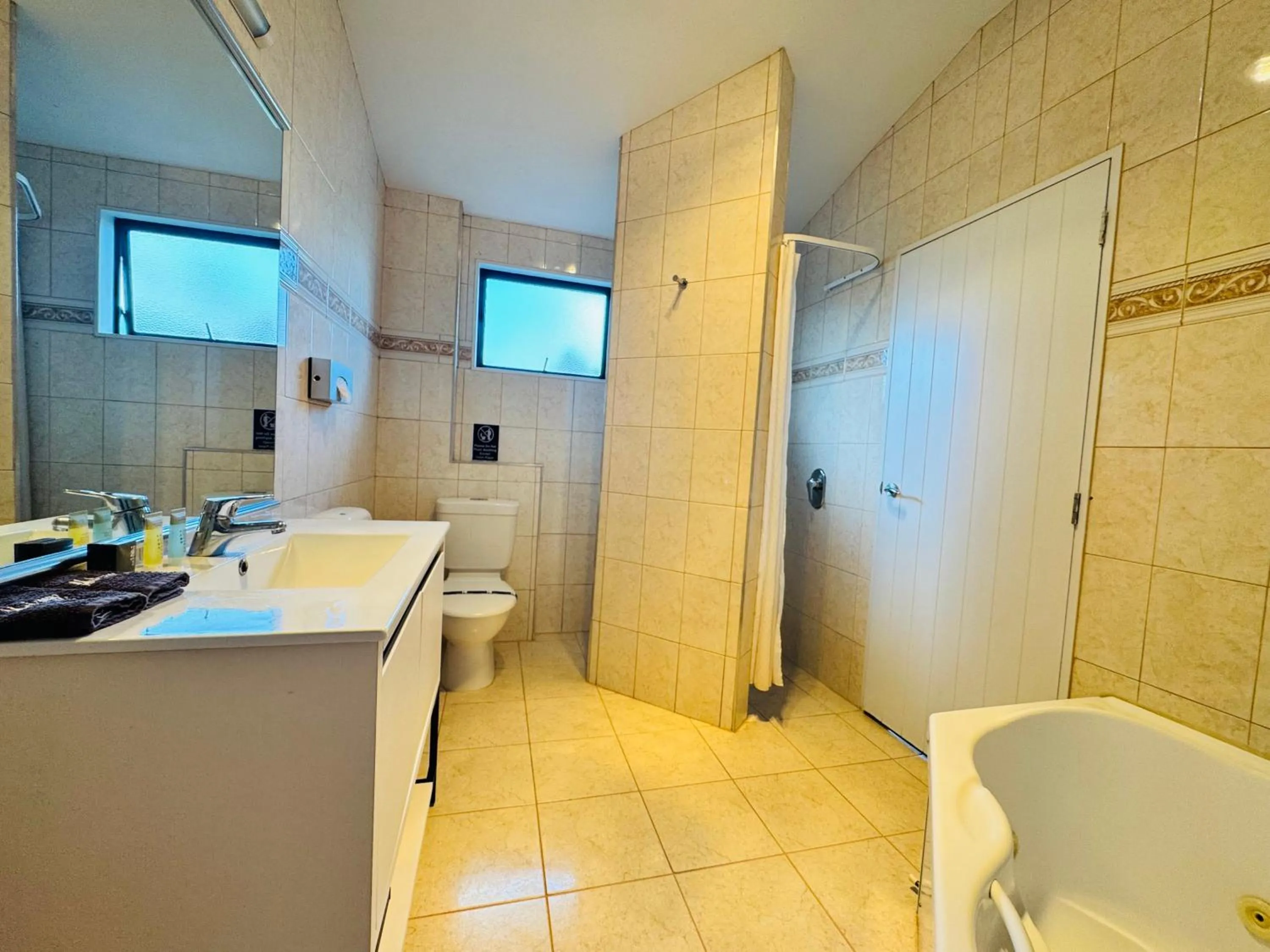 Bathroom in The Rocks Motel