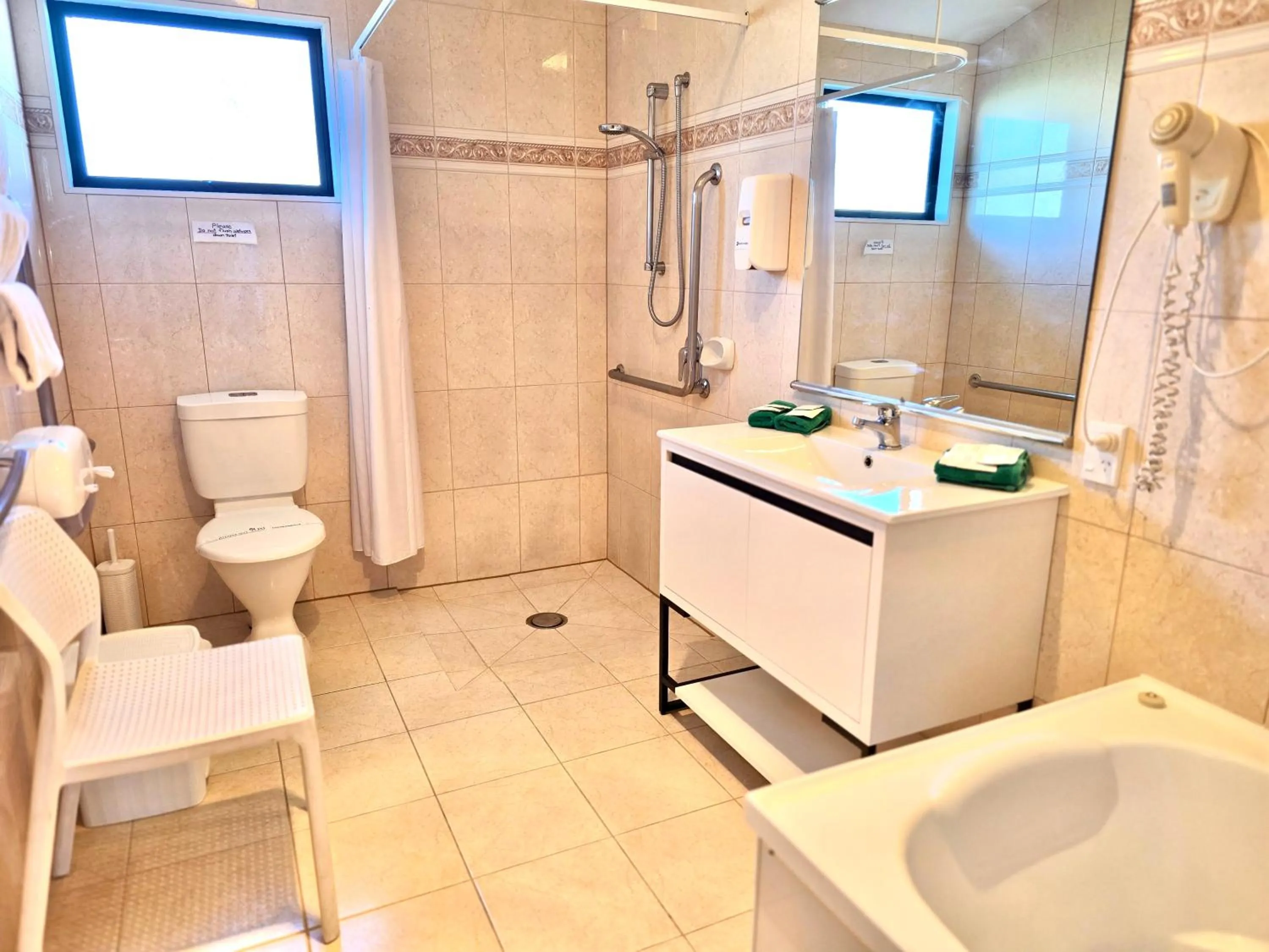 Bathroom in The Rocks Motel