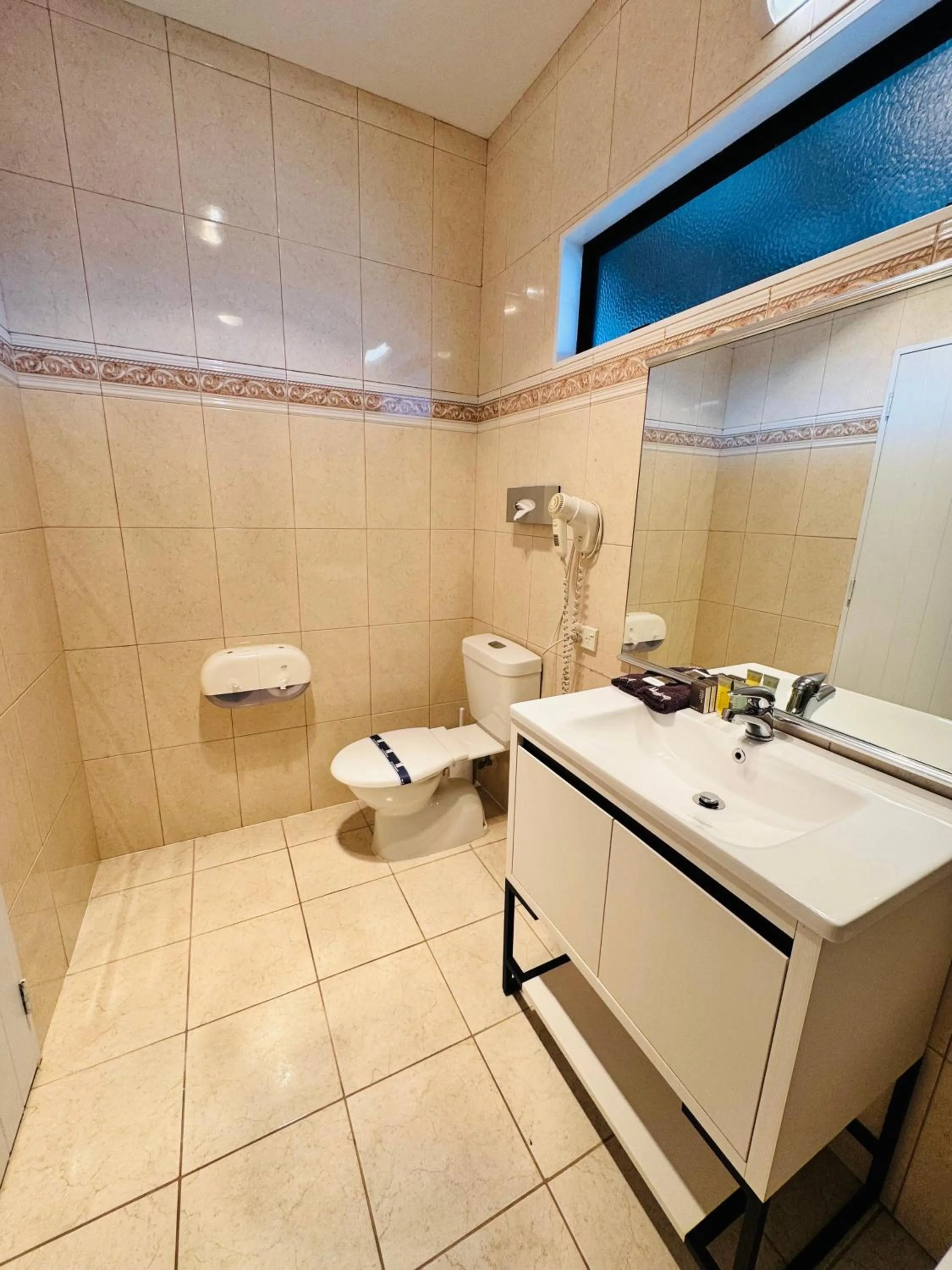 Bathroom in The Rocks Motel