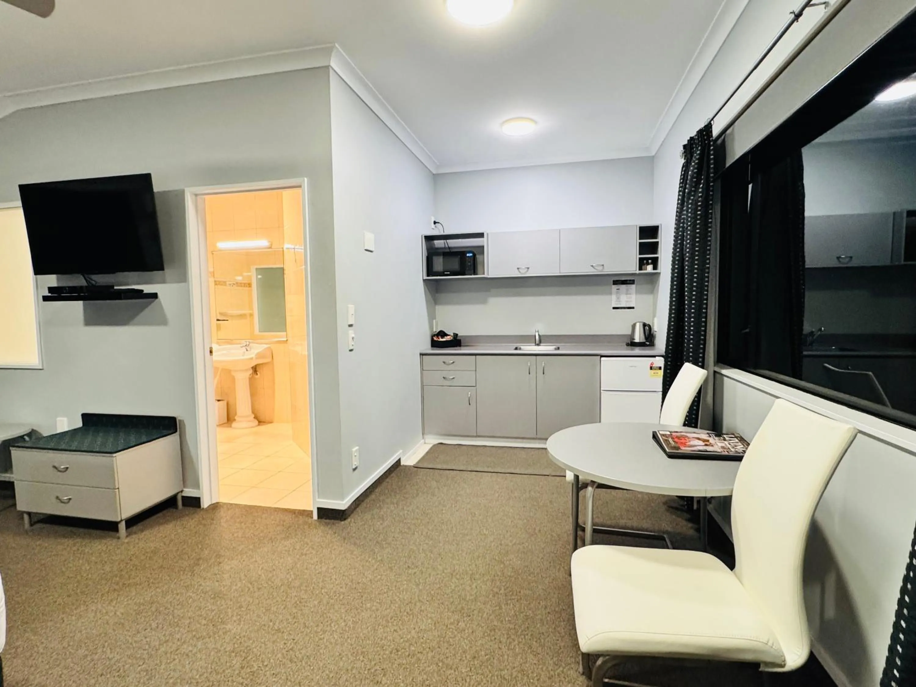 kitchen in The Rocks Motel