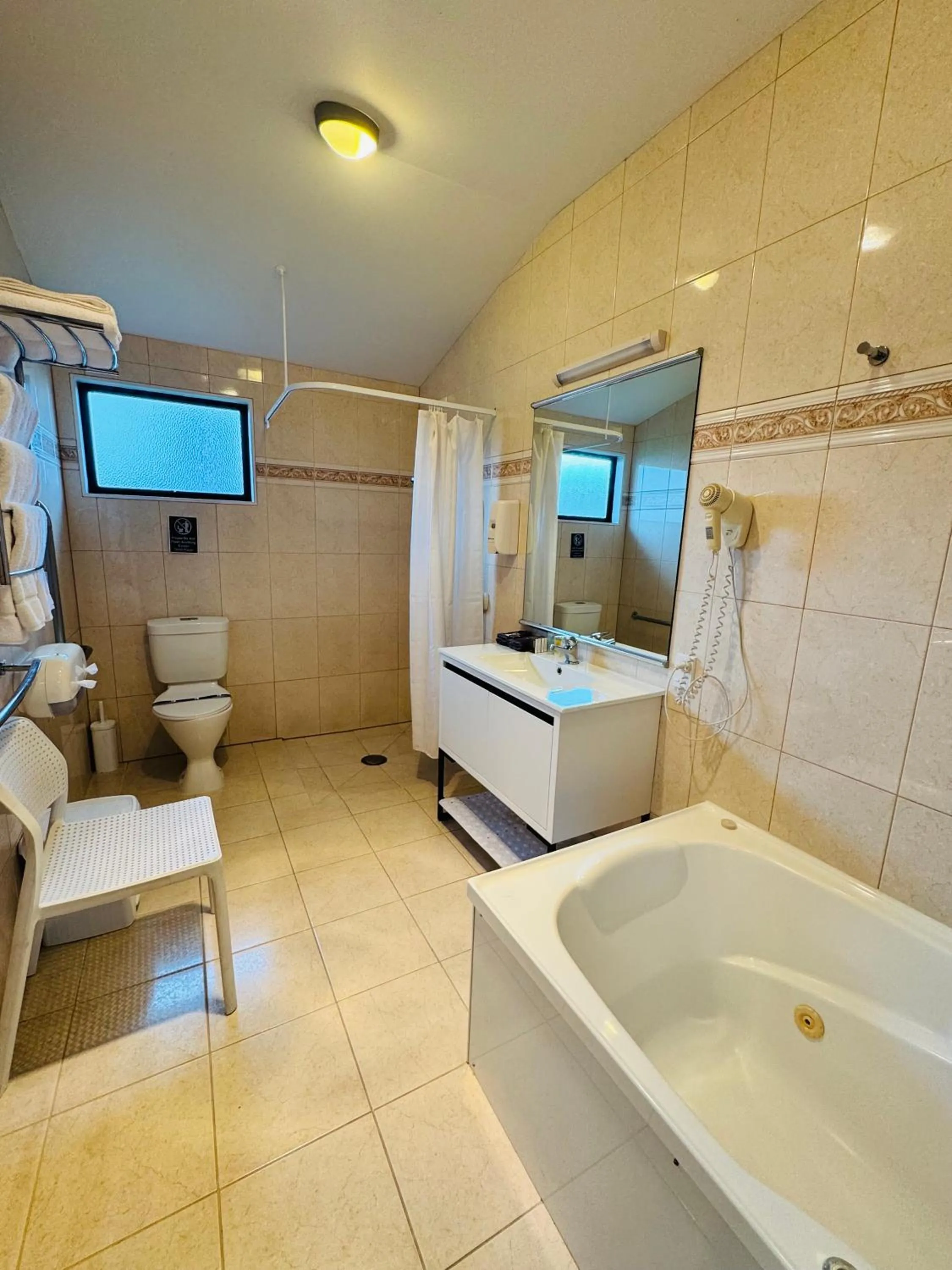 Bathroom in The Rocks Motel