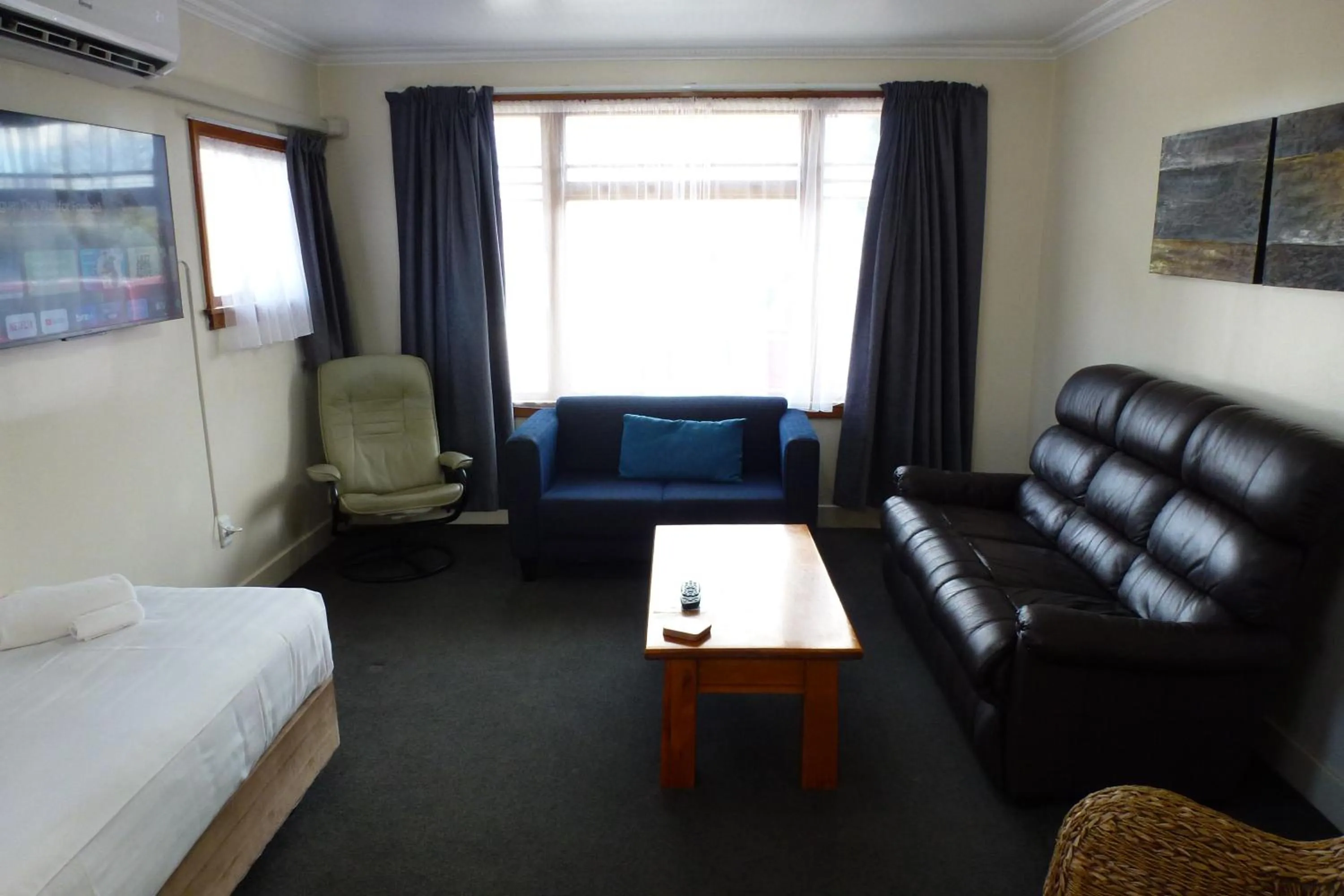 Living room, Bed in ASURE Adcroft Motel