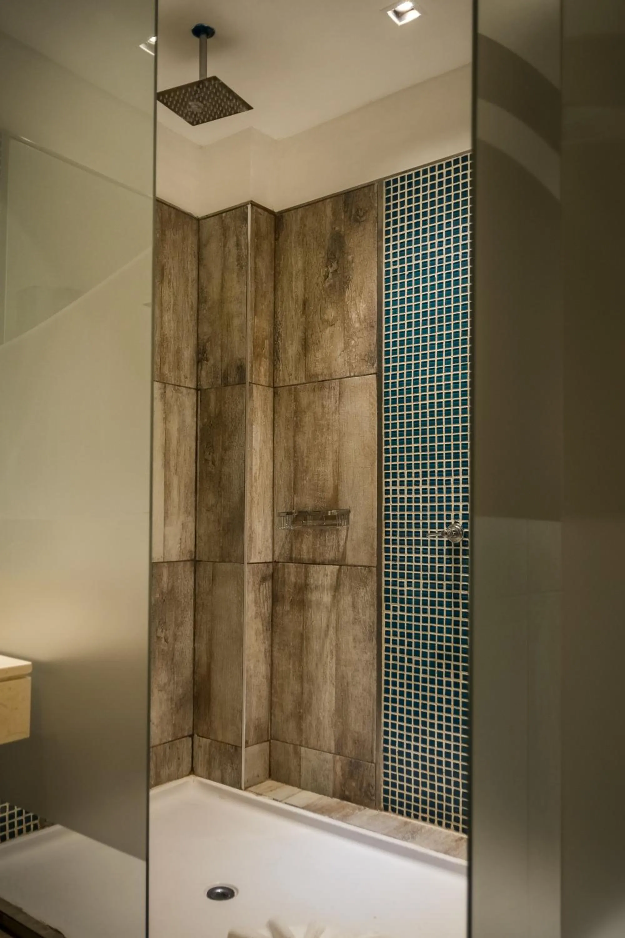 Shower in Eleton Resort & Spa