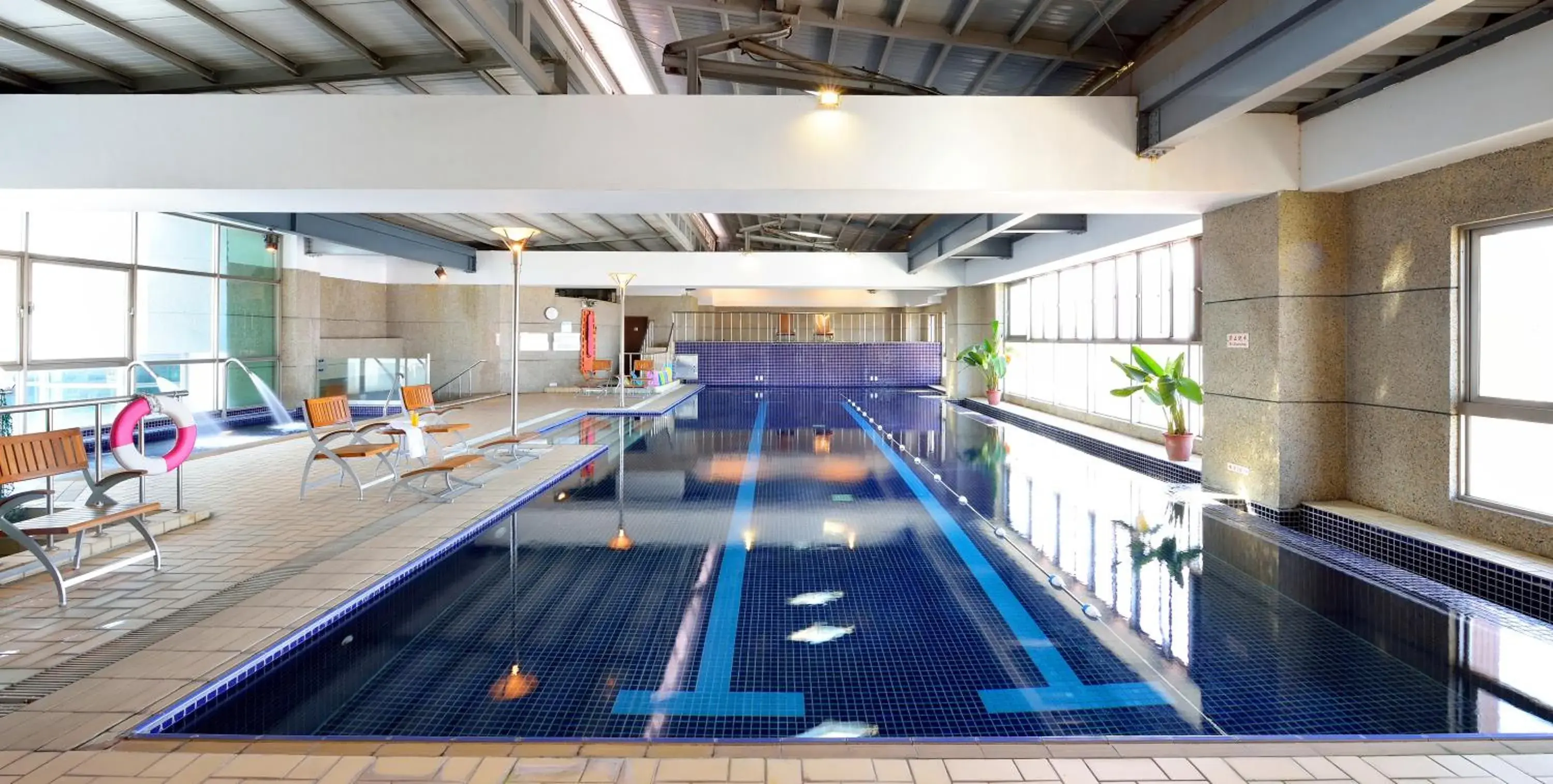 Swimming pool in Howard Plaza Hotel Hsinchu Swimming pool in Howard Plaza Hotel Hsinchu
