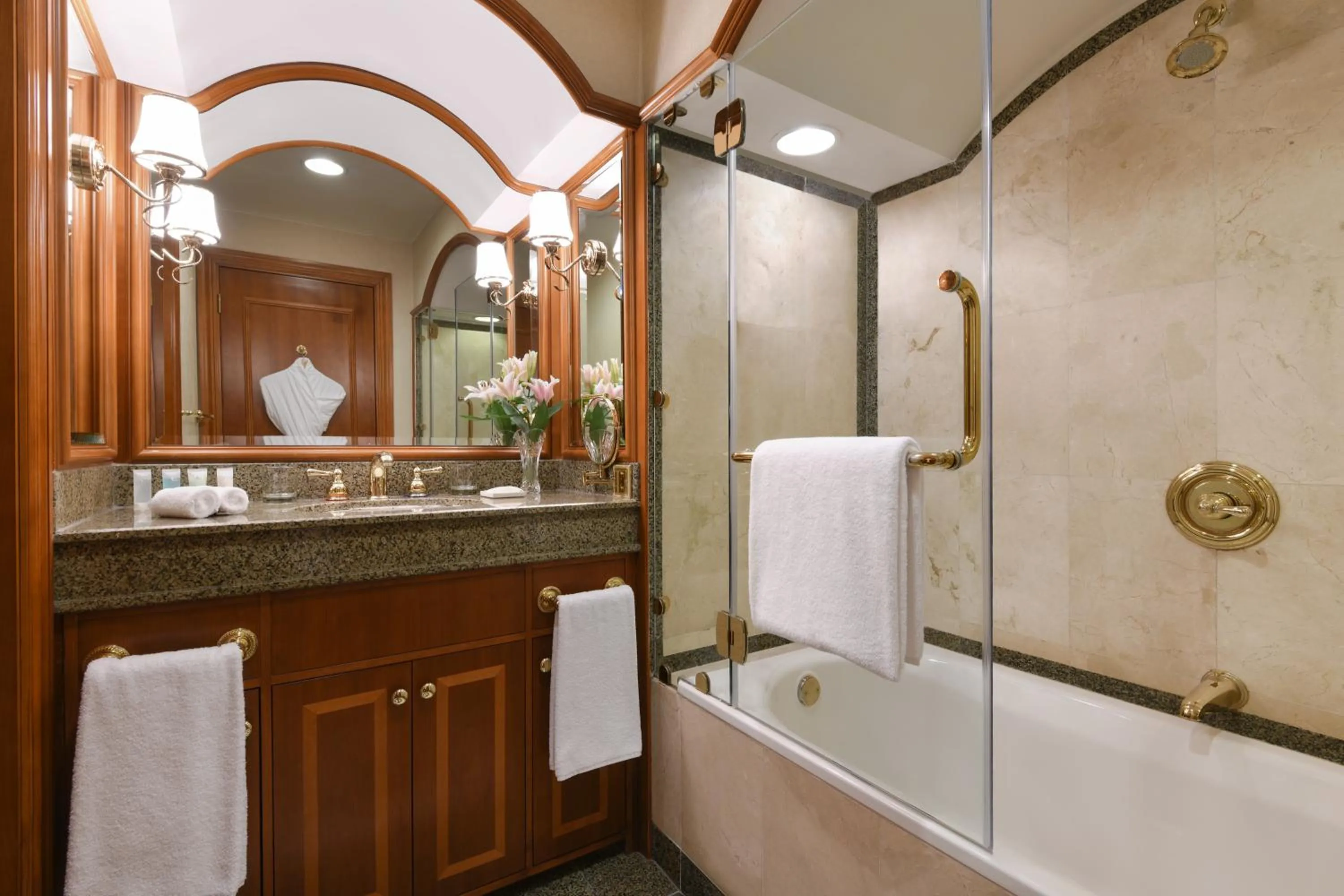 Shower in Al Aziziyah Boutique Hotel By The Torch