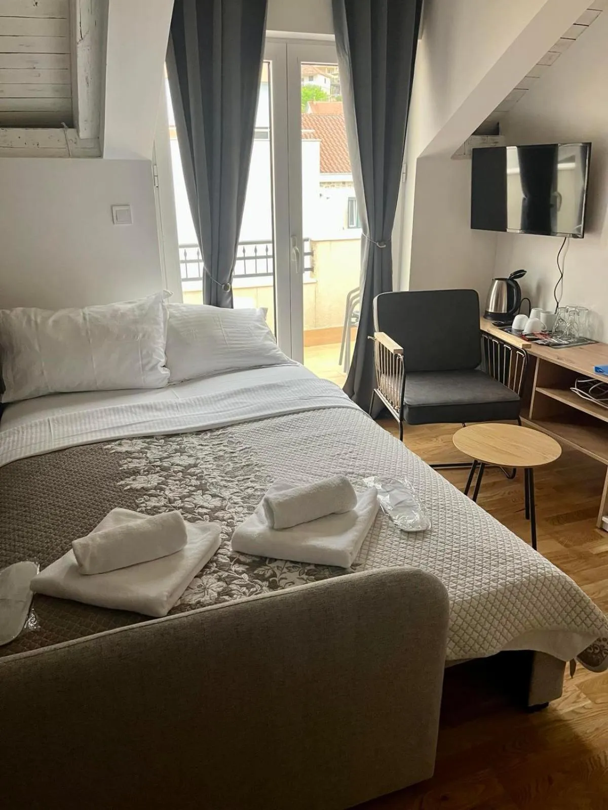 Bed in Apartments & rooms - TIANIS - Self check-in