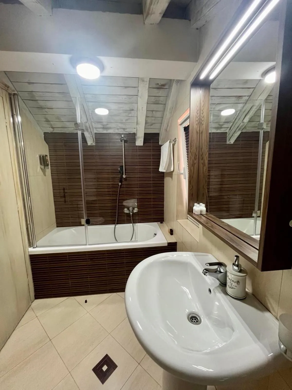 Bathroom in Apartments & rooms - TIANIS - Self check-in