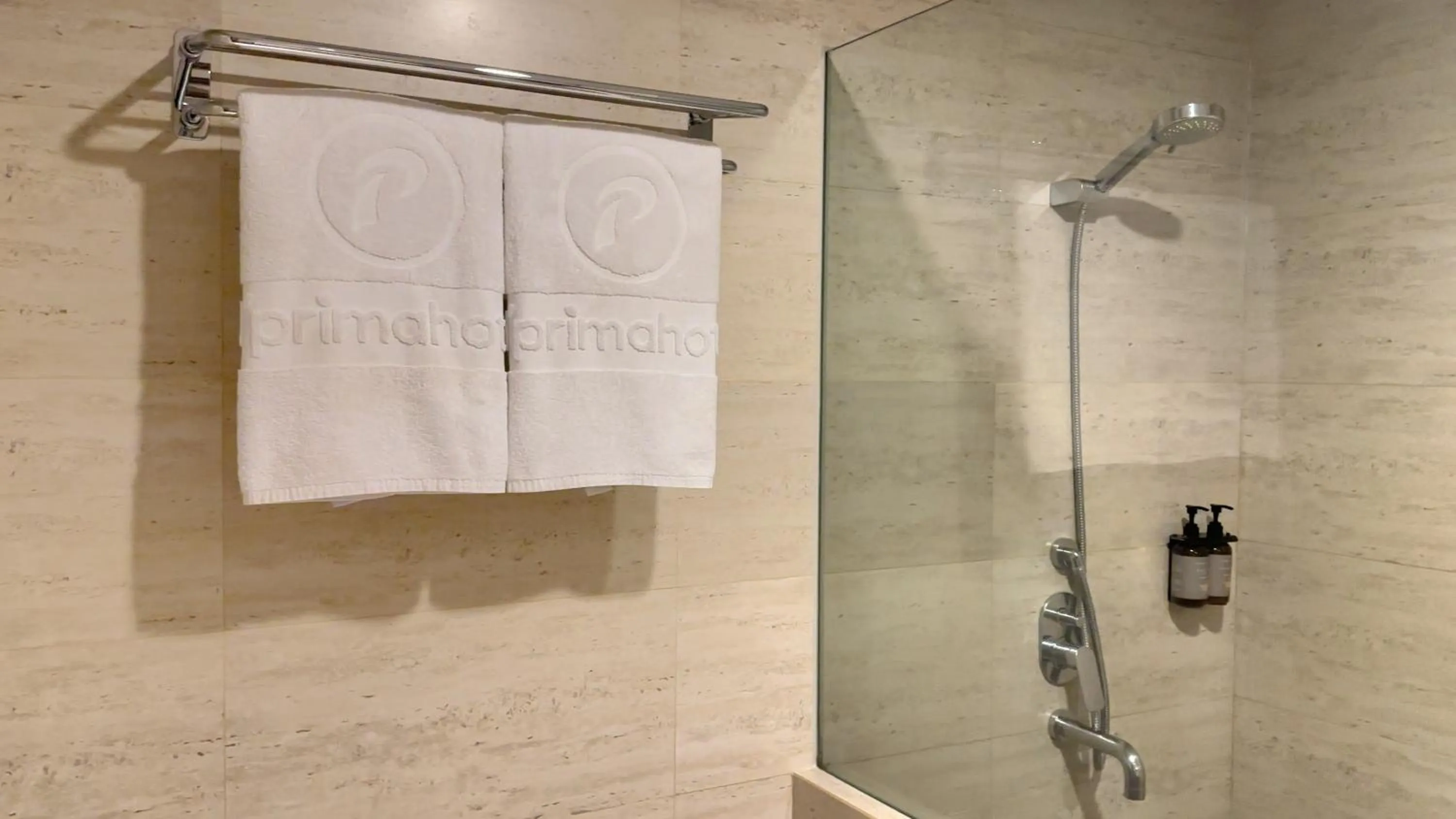 Shower in d'primahotel Kualanamu Airport Medan